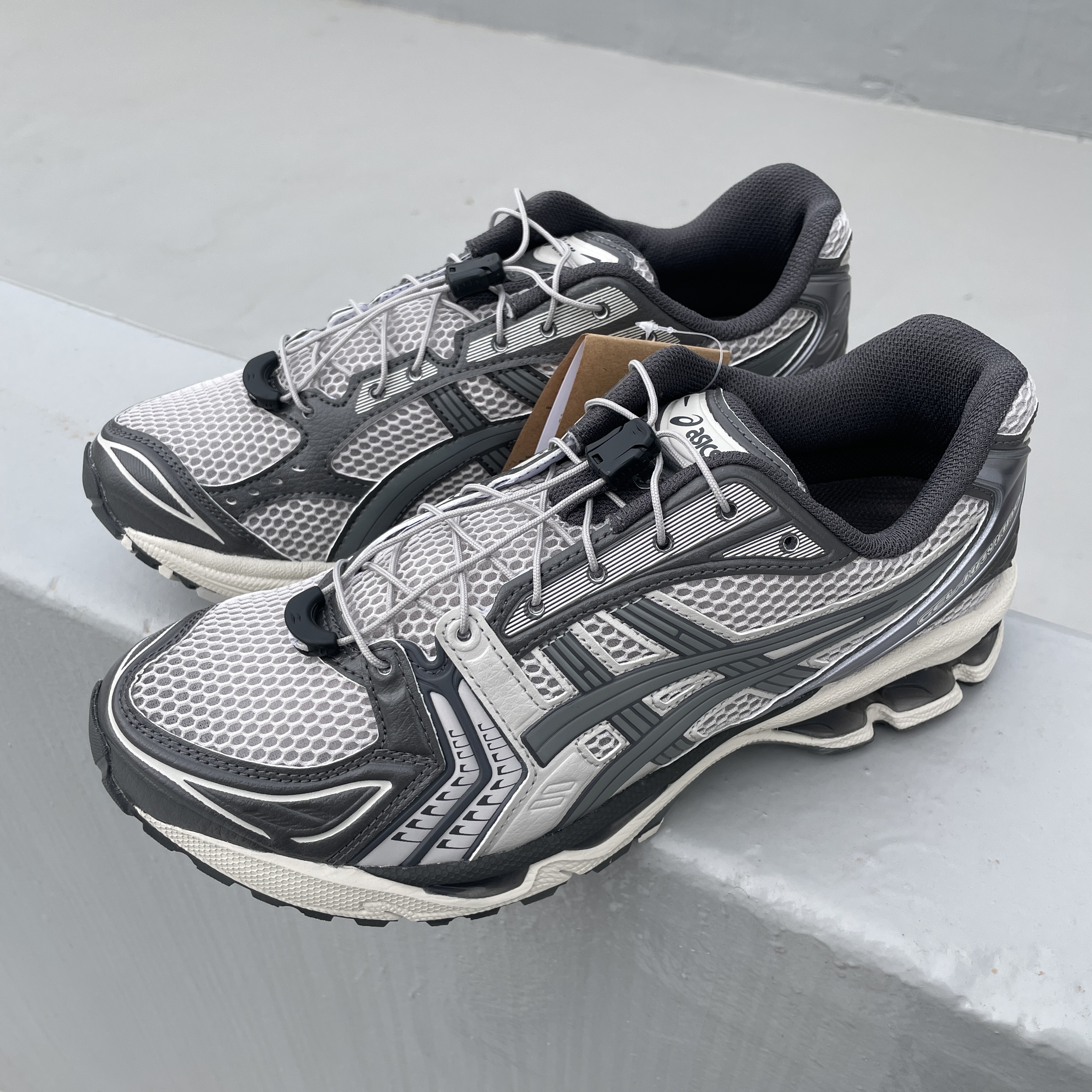 Asics Unlimited Gel-Kayano 14 Oyster Grey Clay Grey 착용 스타일