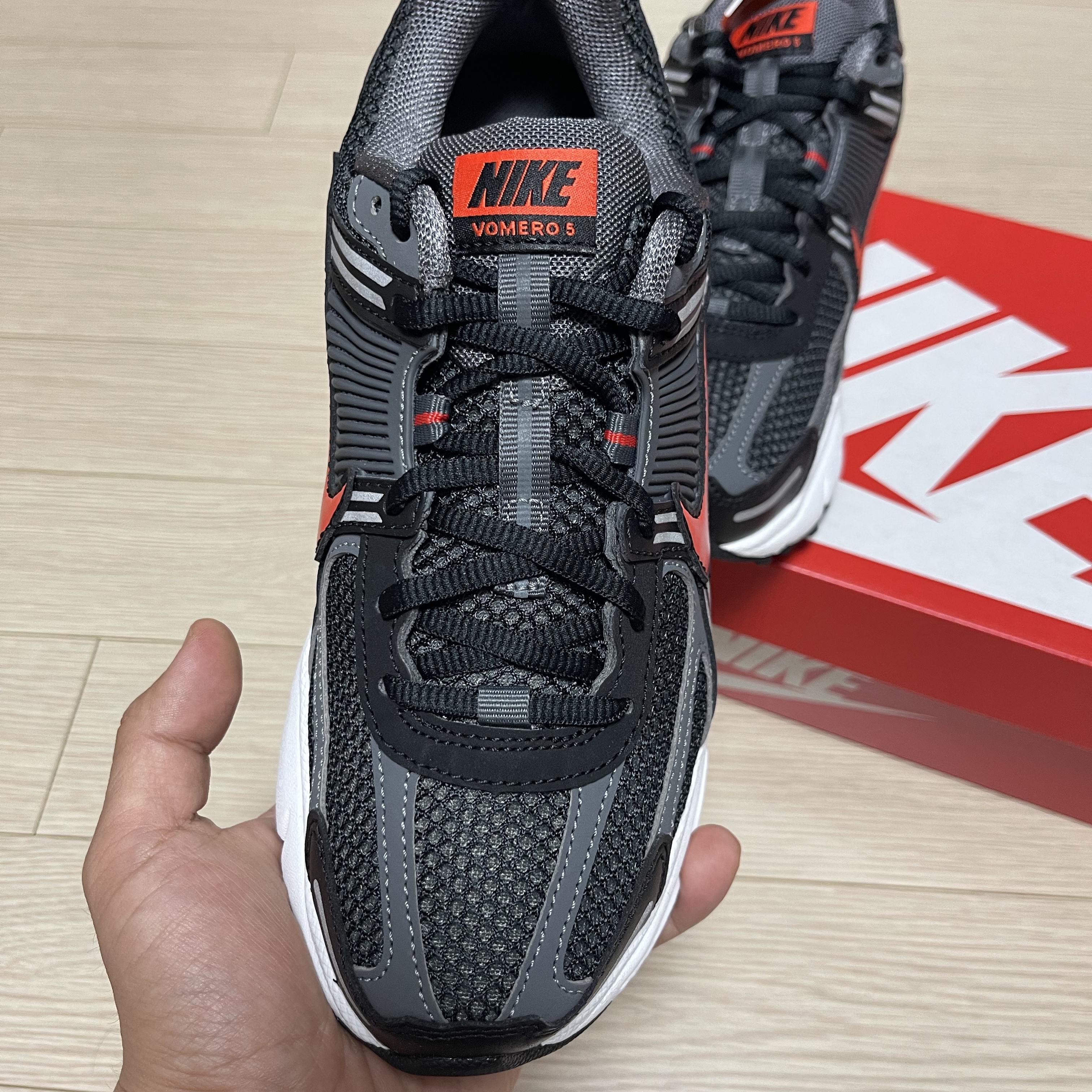 Nike Zoom Vomero 5 Black and Picante Red 착용 스타일 - 2