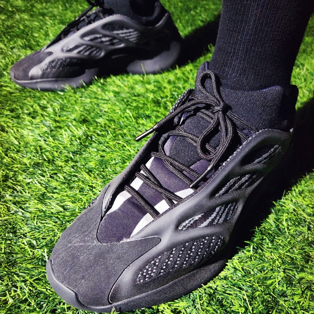 Yeezy Gap Engineered By Balenciaga Flame Cap Black, Adidas Yeezy 700 V3 Alvah 착용 스타일 - 5