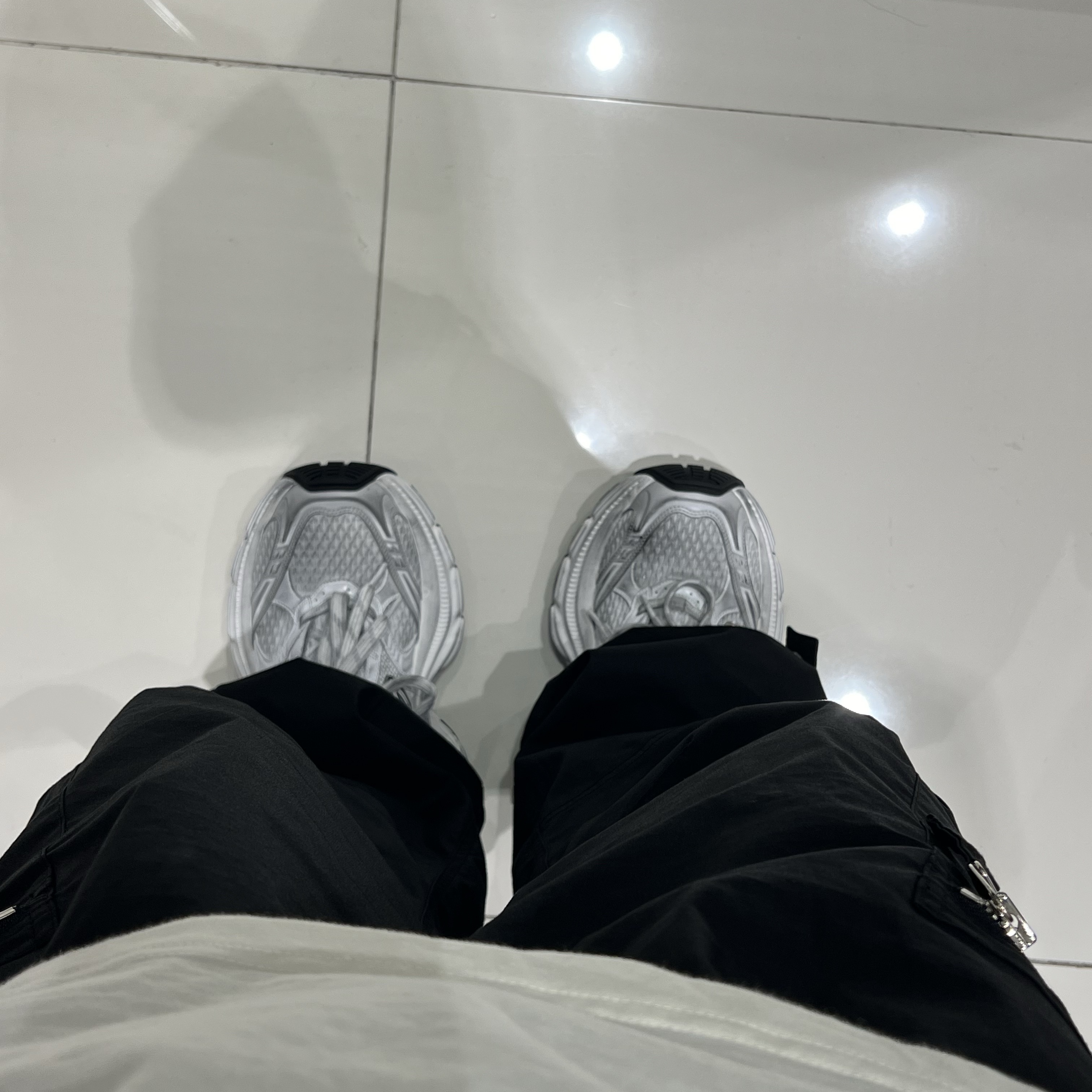 Balenciaga 10XL Sneakers White Grey Silver Black 착용 스타일 - 2