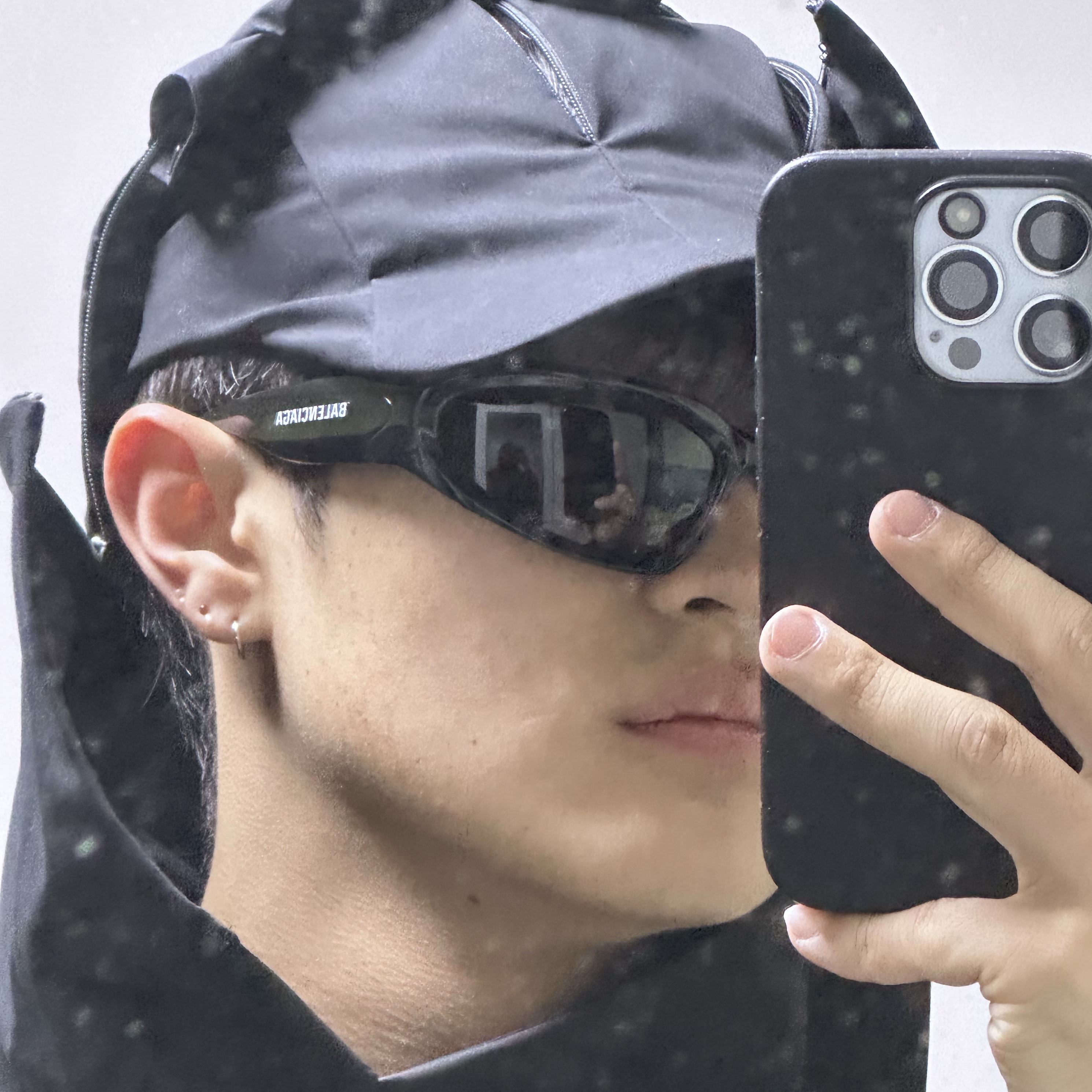 Balenciaga Swift Oval Sunglasses Black 착용 스타일
