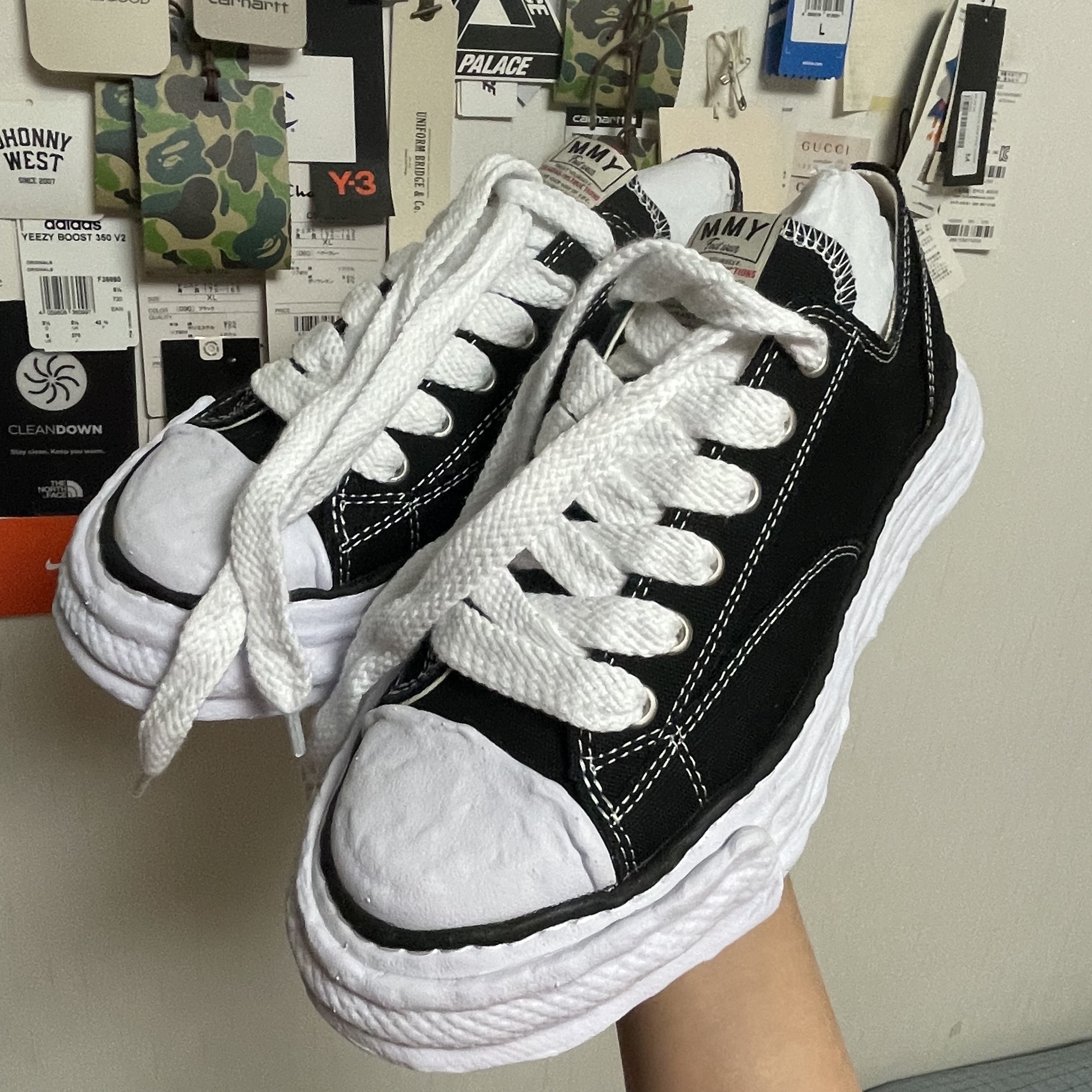 Maison Mihara Yasuhiro Peterson23 OG Sole Canvas Low-top Sneakers Black 착용 스타일