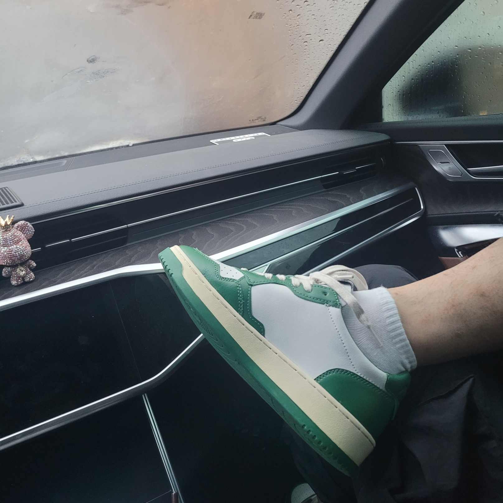 Autry Medalist Low Leather Sneakers Green White 착용 스타일