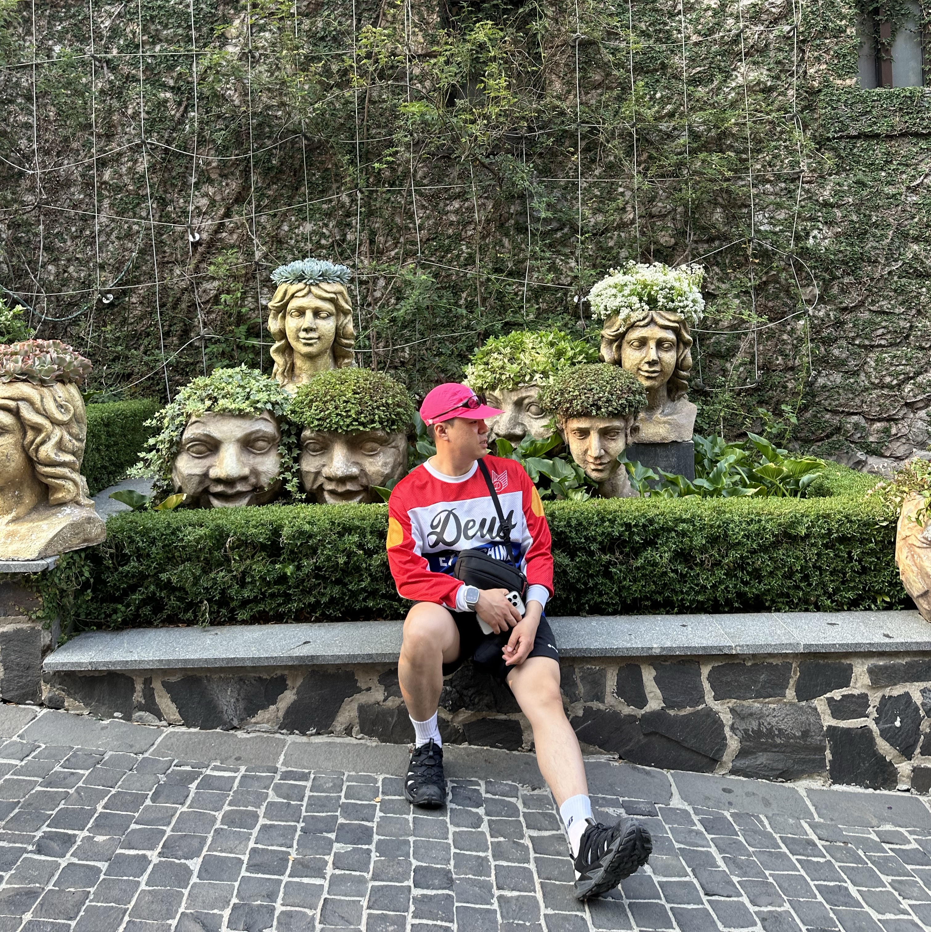 Hoka Hopara Black Castle Rock, Deus Ex Machina Saber Moto Jersey Red 착용 스타일