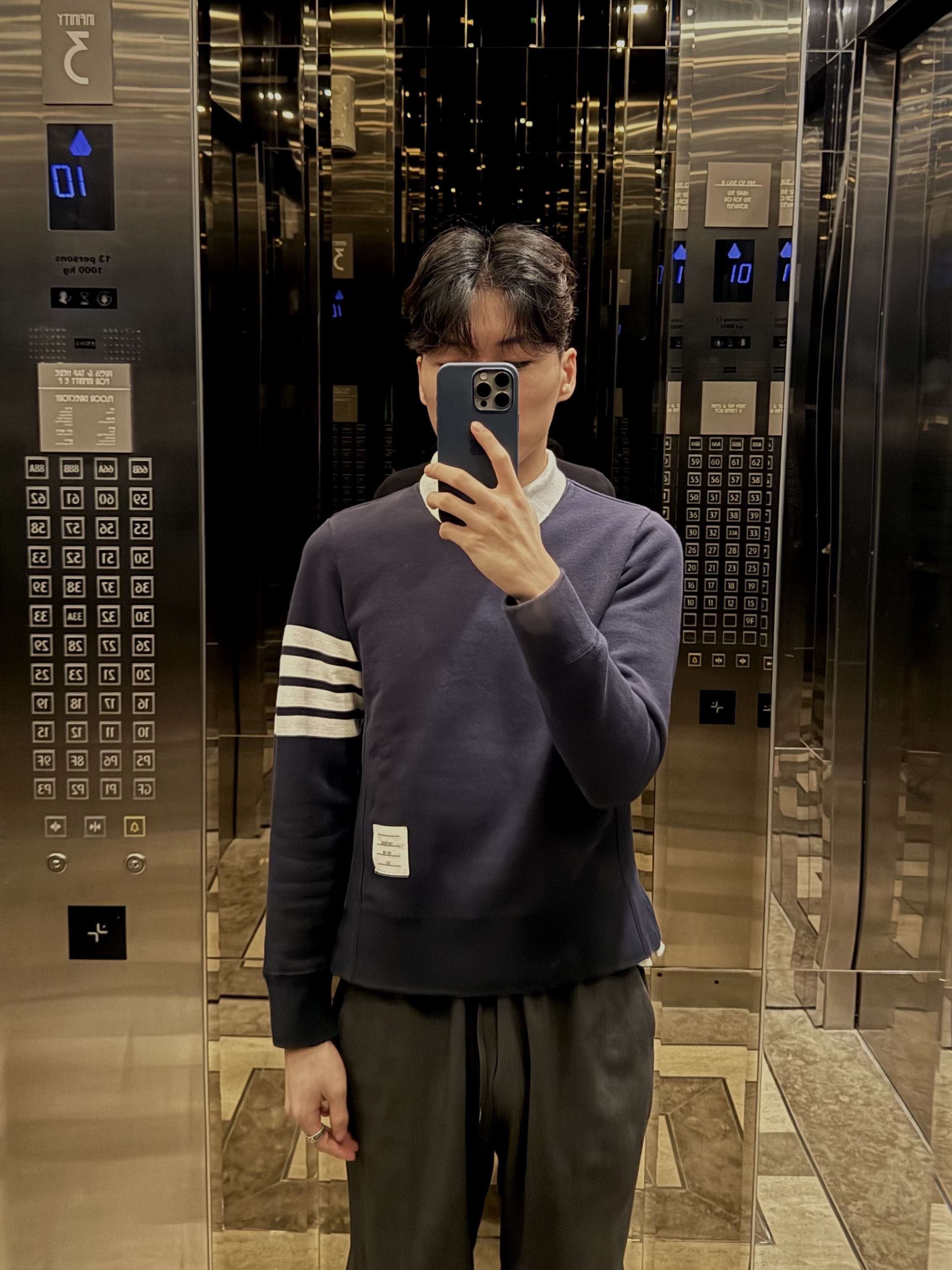 Thom Browne Engineered 4-Bar Sweatshirt Navy 착용 스타일 - 2