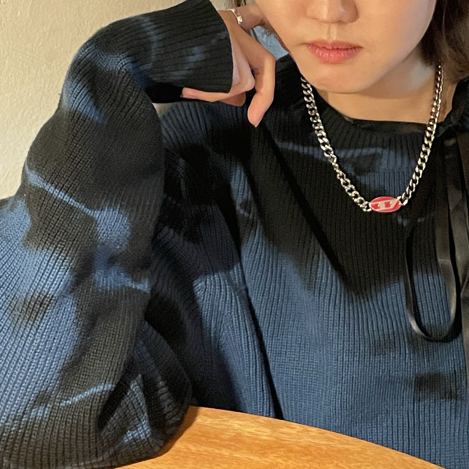 디젤 Dx1446 레드 에나멜 스테인리스 스틸 체인 네클리스 실버 착용 스타일 - 1