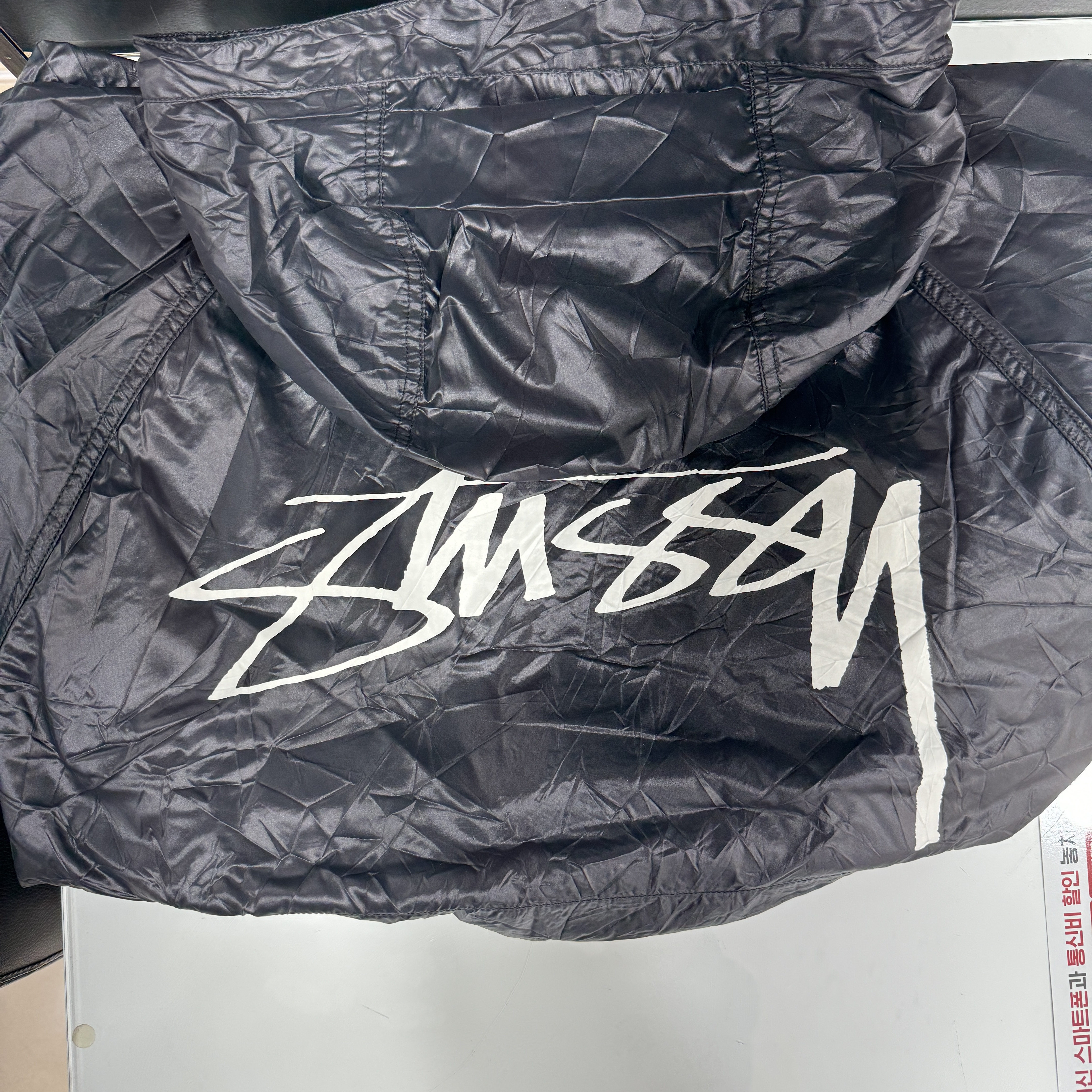 Stussy Beach Shell Wrinkled Nylon Jacket Black 착용 스타일 - 2