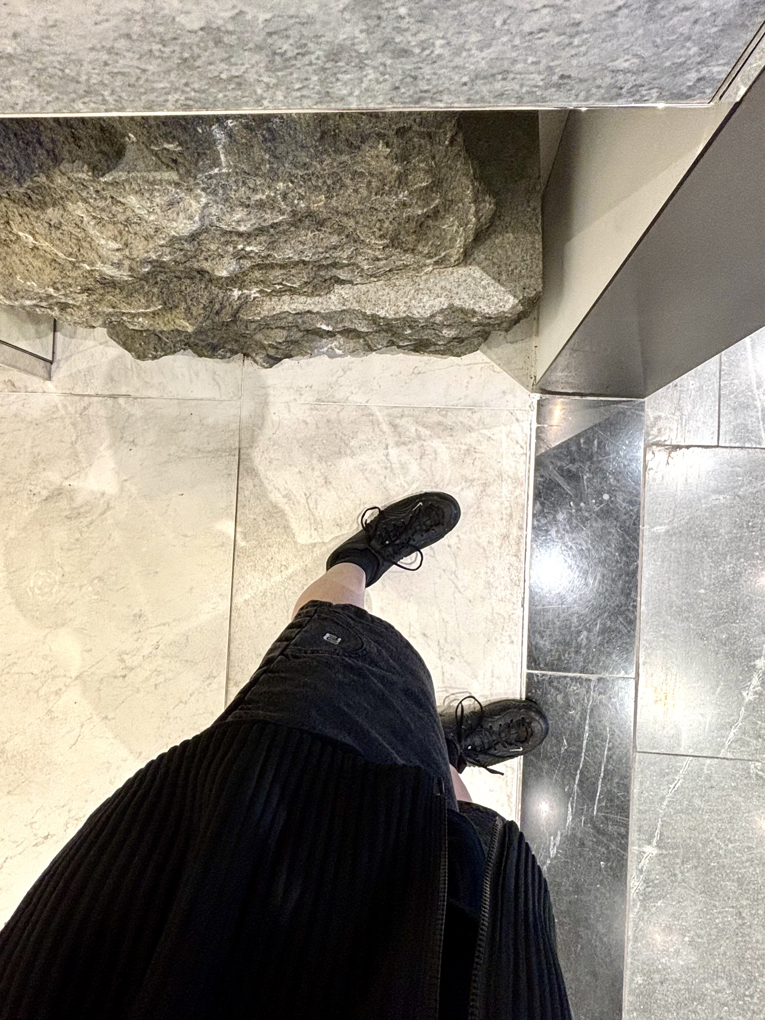 Nike x Comme des Garcons Homme Plus Air Foamposite One Black, Homme Plisse Issey Miyake MC June Hoodie Ivory 착용 스타일 - 2