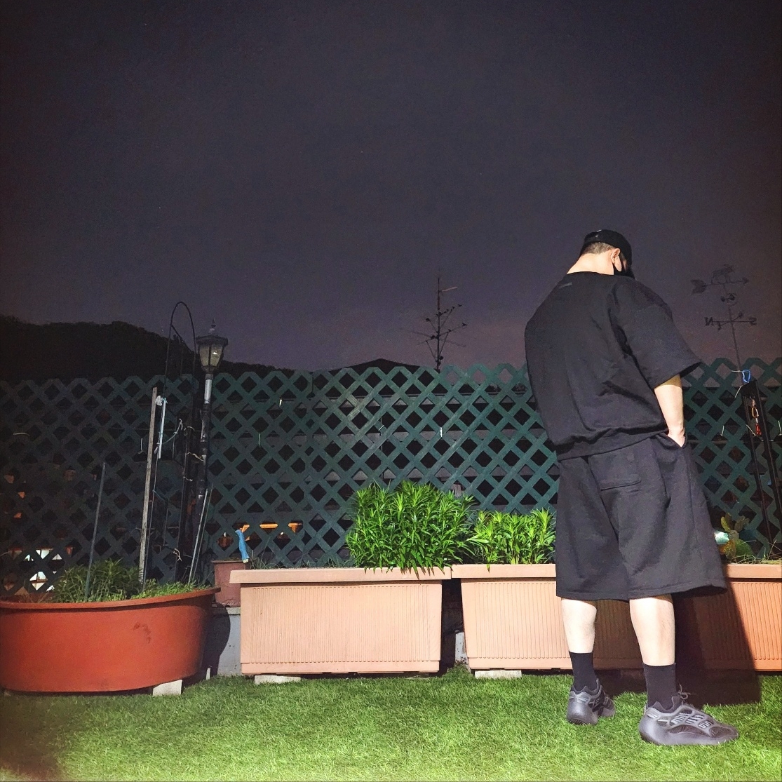 Yeezy Gap Engineered By Balenciaga Flame Cap Black, Adidas Yeezy 700 V3 Alvah 착용 스타일 - 3