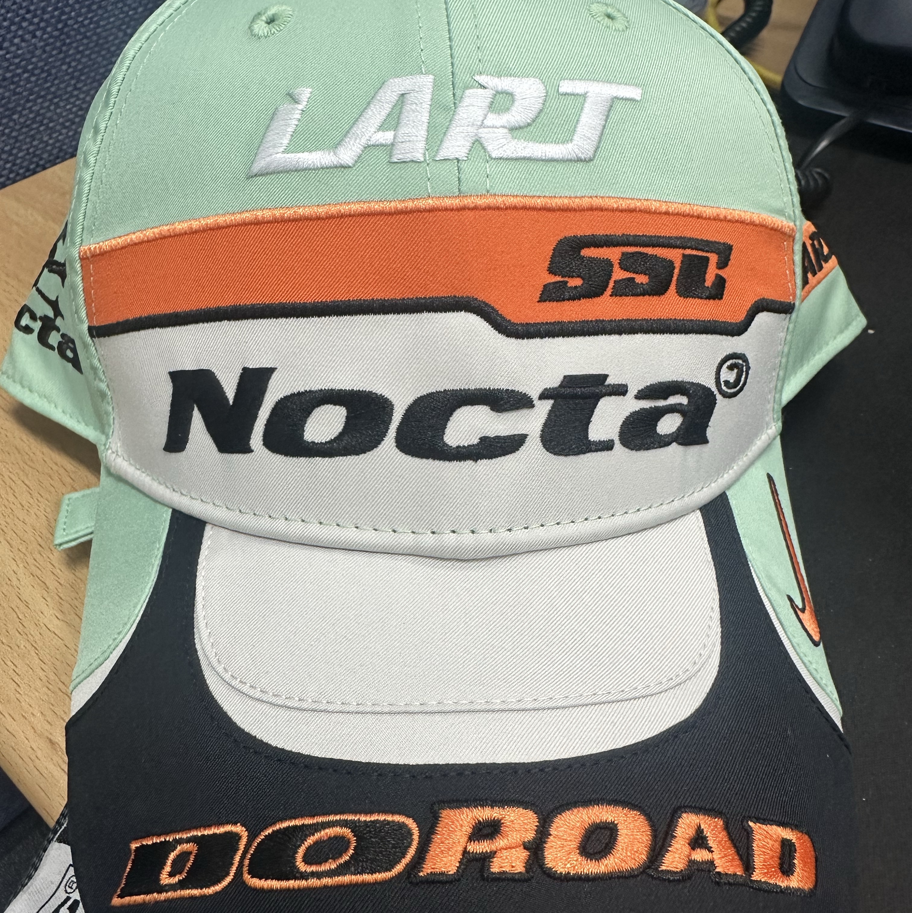 Nike x Drake Nocta x Kar L'Art De L'Automobile Drx Hat Enamel Green 착용 스타일