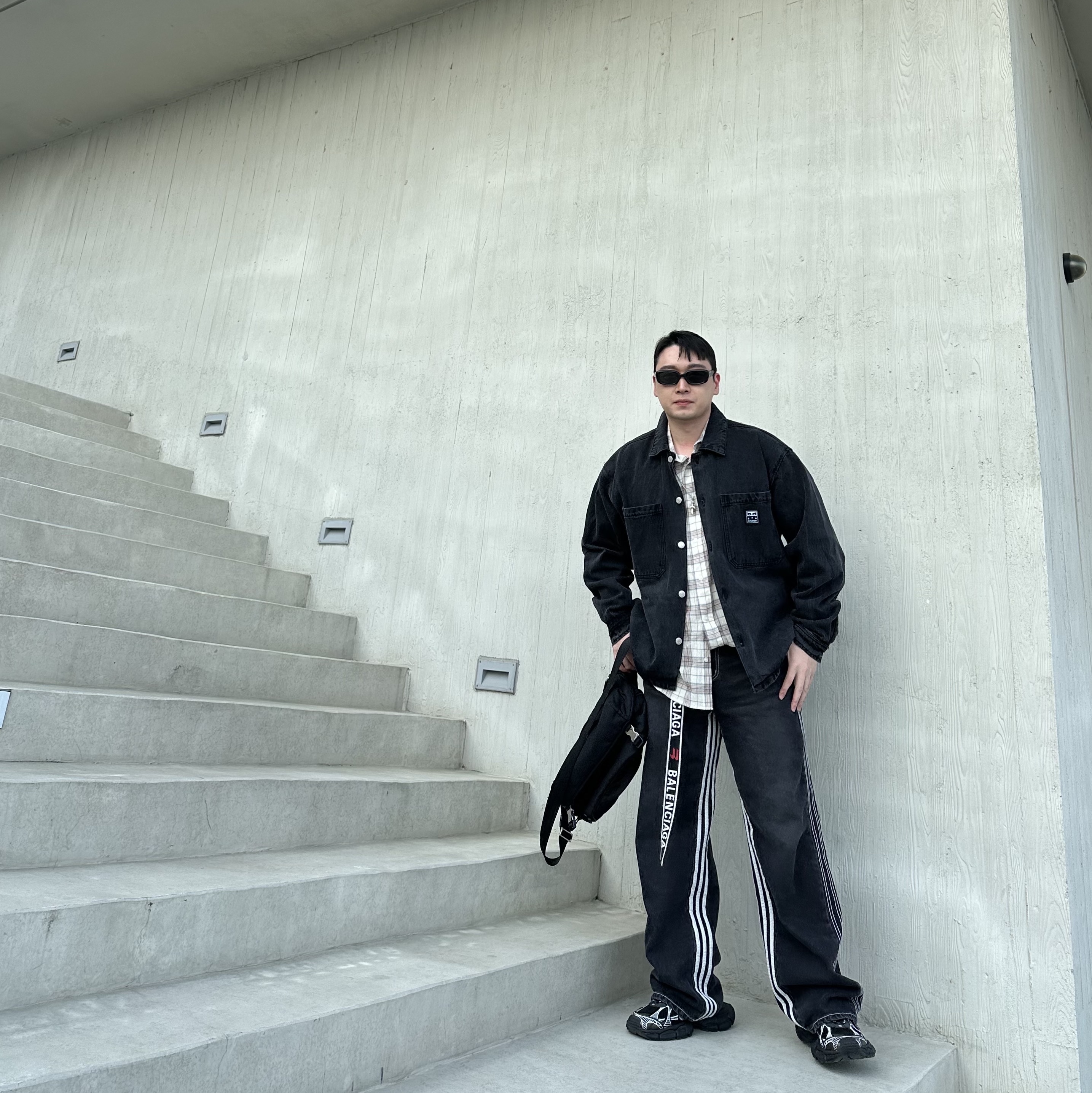 IAB Studio x Obey Painters Shirt Jacket Dusty Black, Gentle Monster x Maison Margiela MM106 Leather Black Black 착용 스타일 - 1