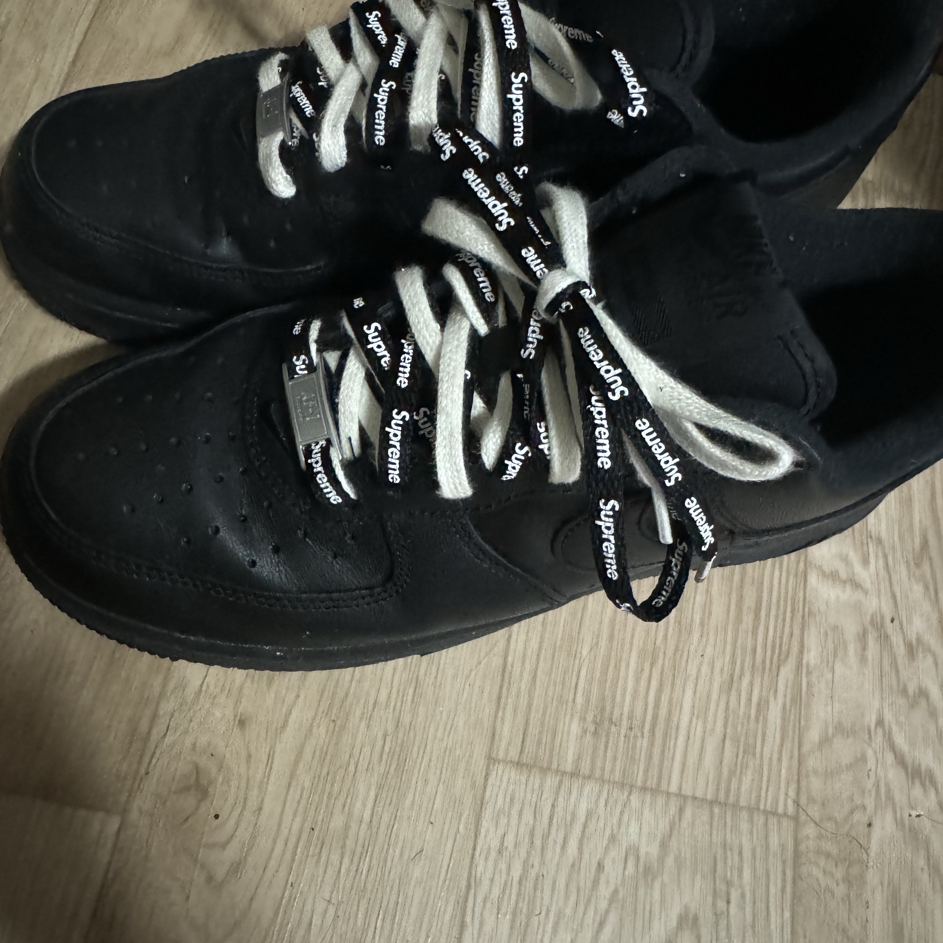 Nike x Supreme Air Force 1 Low Black 착용 스타일 - 2