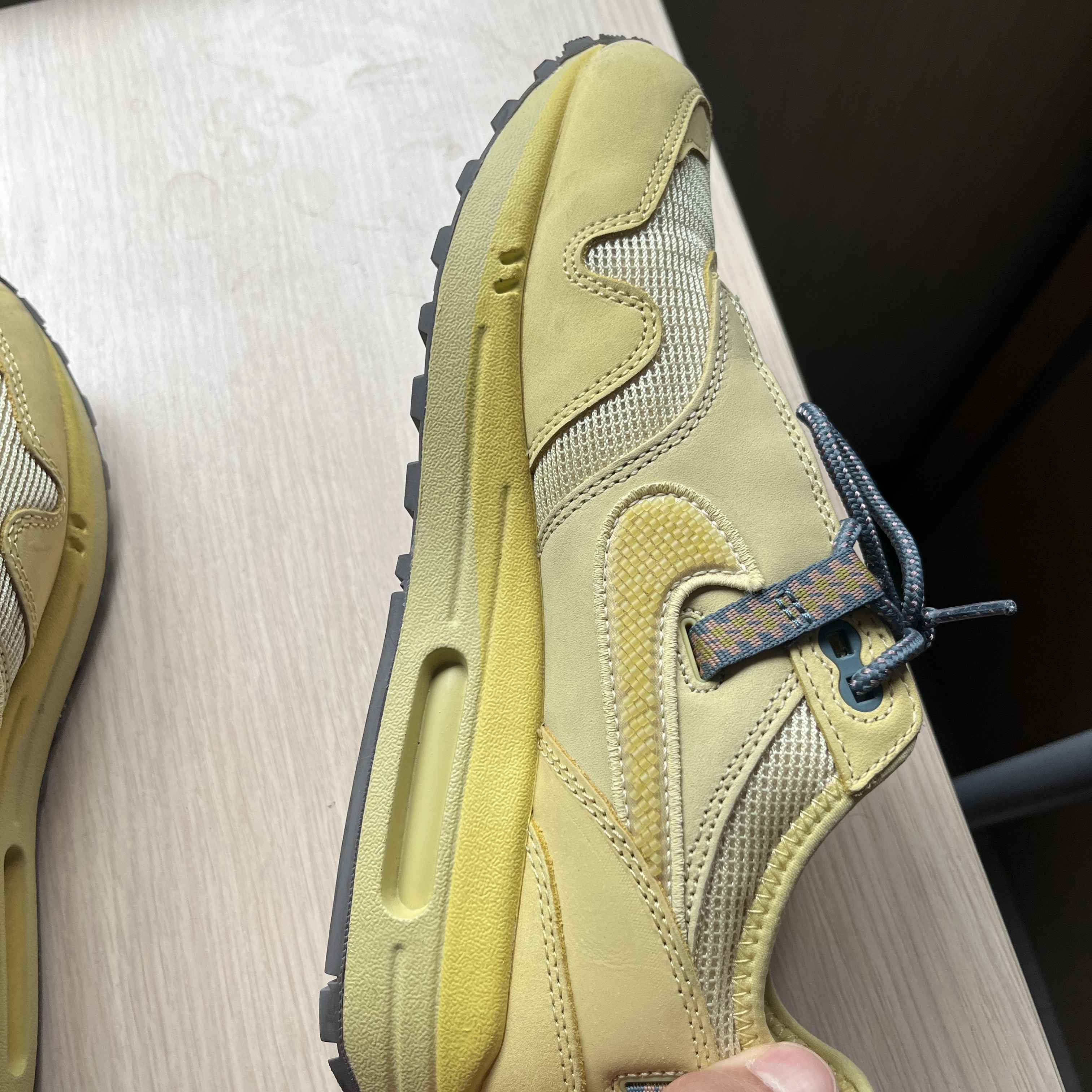 Nike x Travis Scott Air Max 1 Cact.us Gold 착용 스타일 - 2