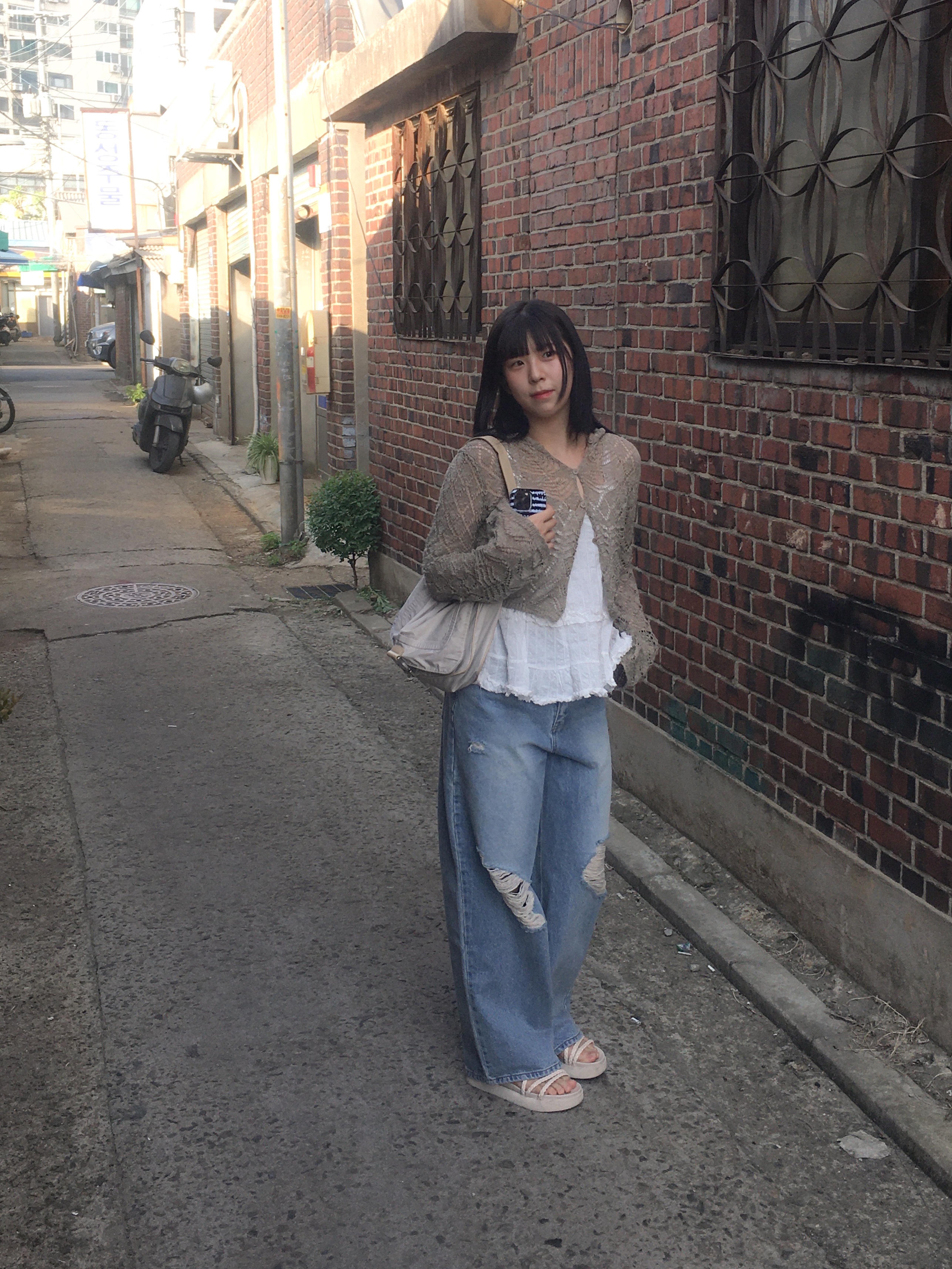 Matin Kim Buckle Bag Beige, Matin Kim Buckle Bag Light Yellow 착용 스타일 - 2