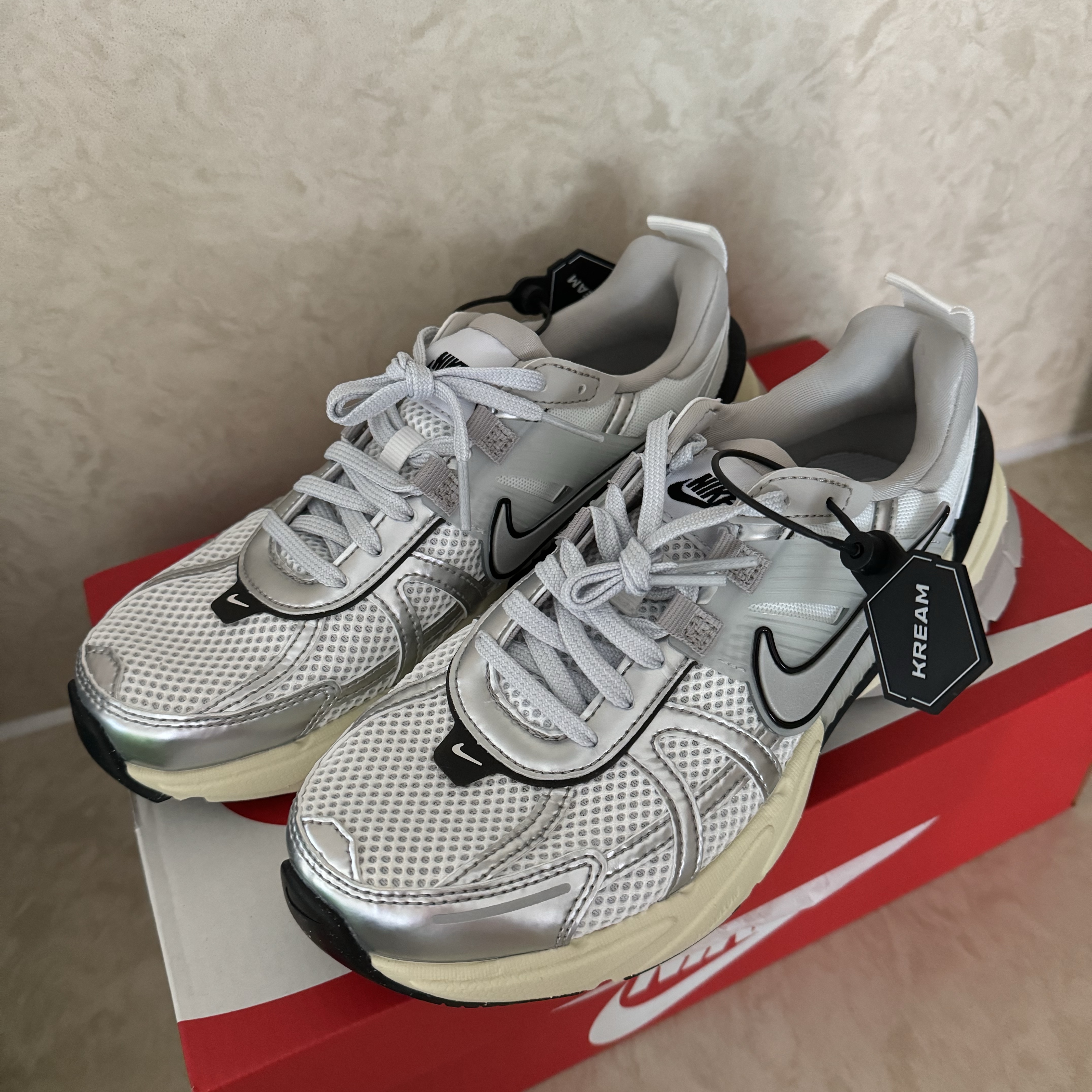 Nike V2K Run Summit White Metallic Silver 착용 스타일