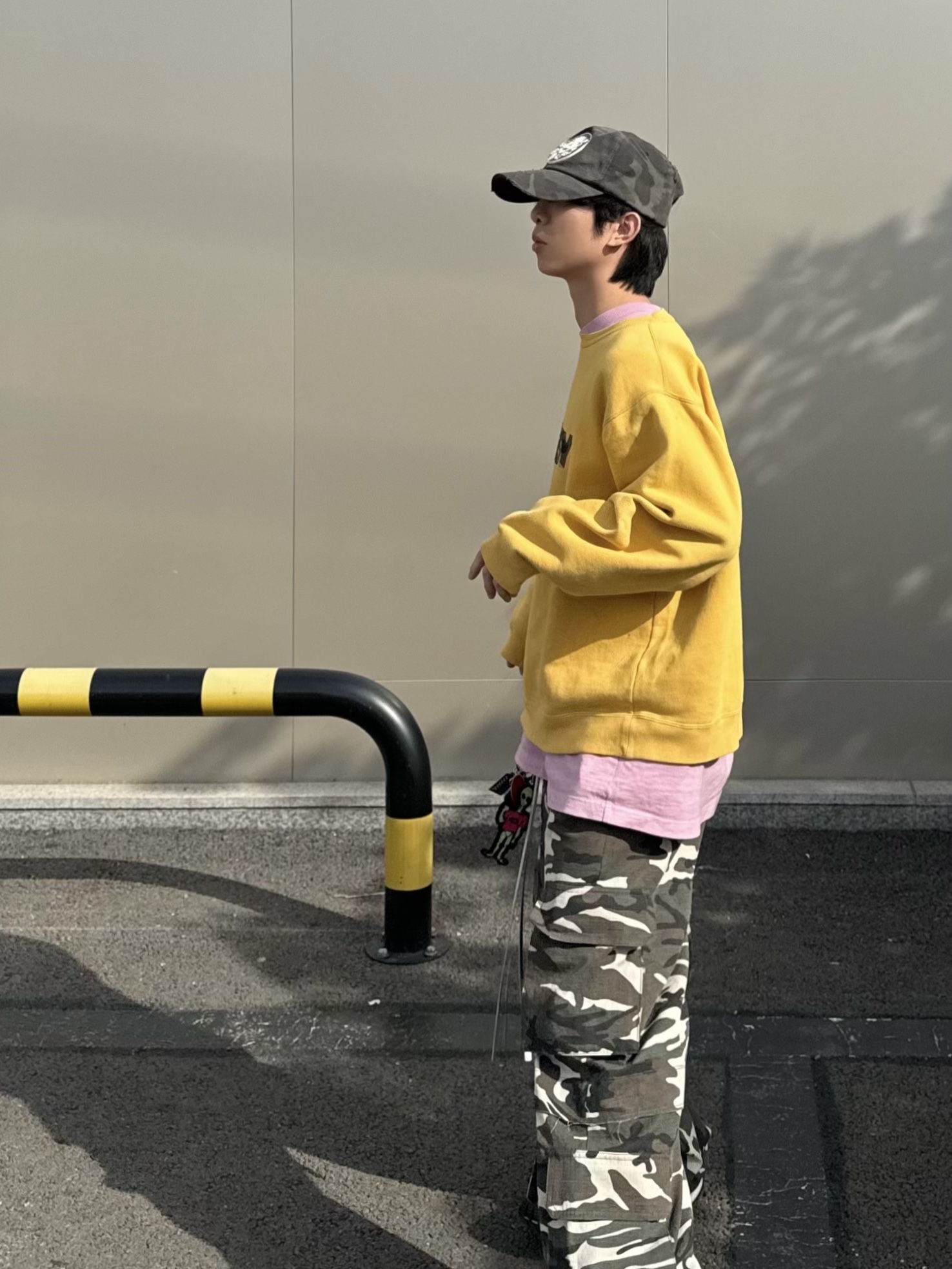 OMO Layered Cargo Baggy Pants Camo, Balenciaga 10XL Sneakers White Grey Silver Black 착용 스타일 - 3