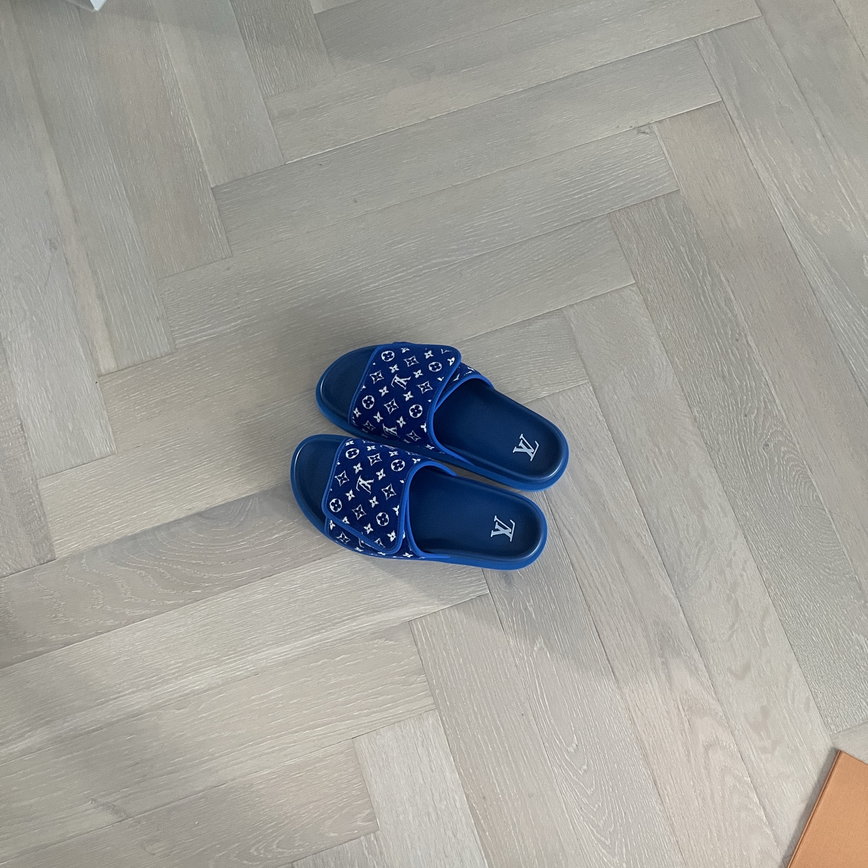 Louis Vuitton Miami Mule Black 착용 스타일