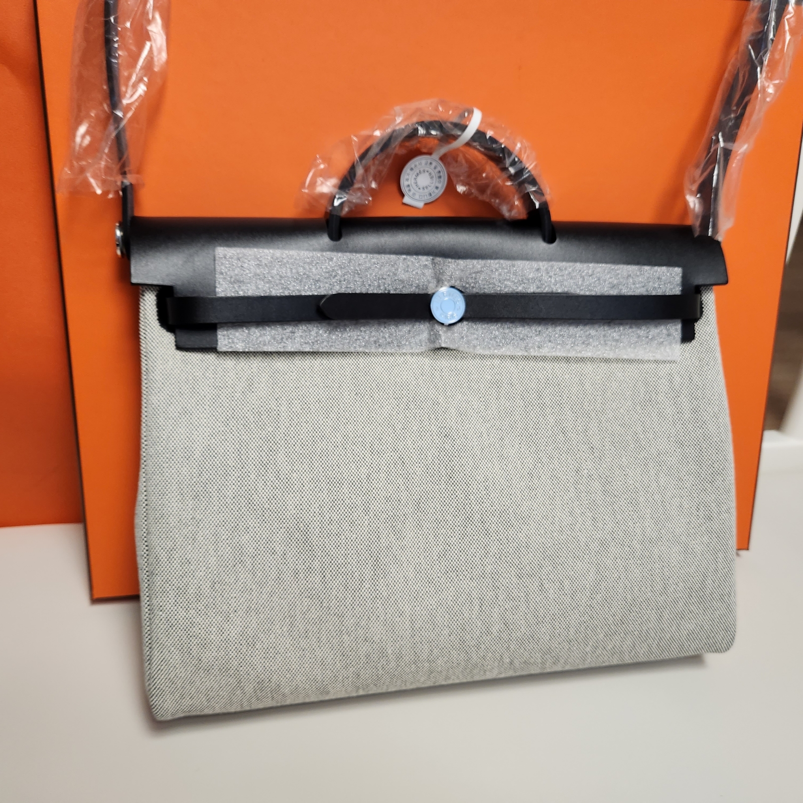 Hermes Herbag Messenger 39 Bag H Viking Canvas Hunter & Palladium Ecru Noir 착용 스타일 - 1