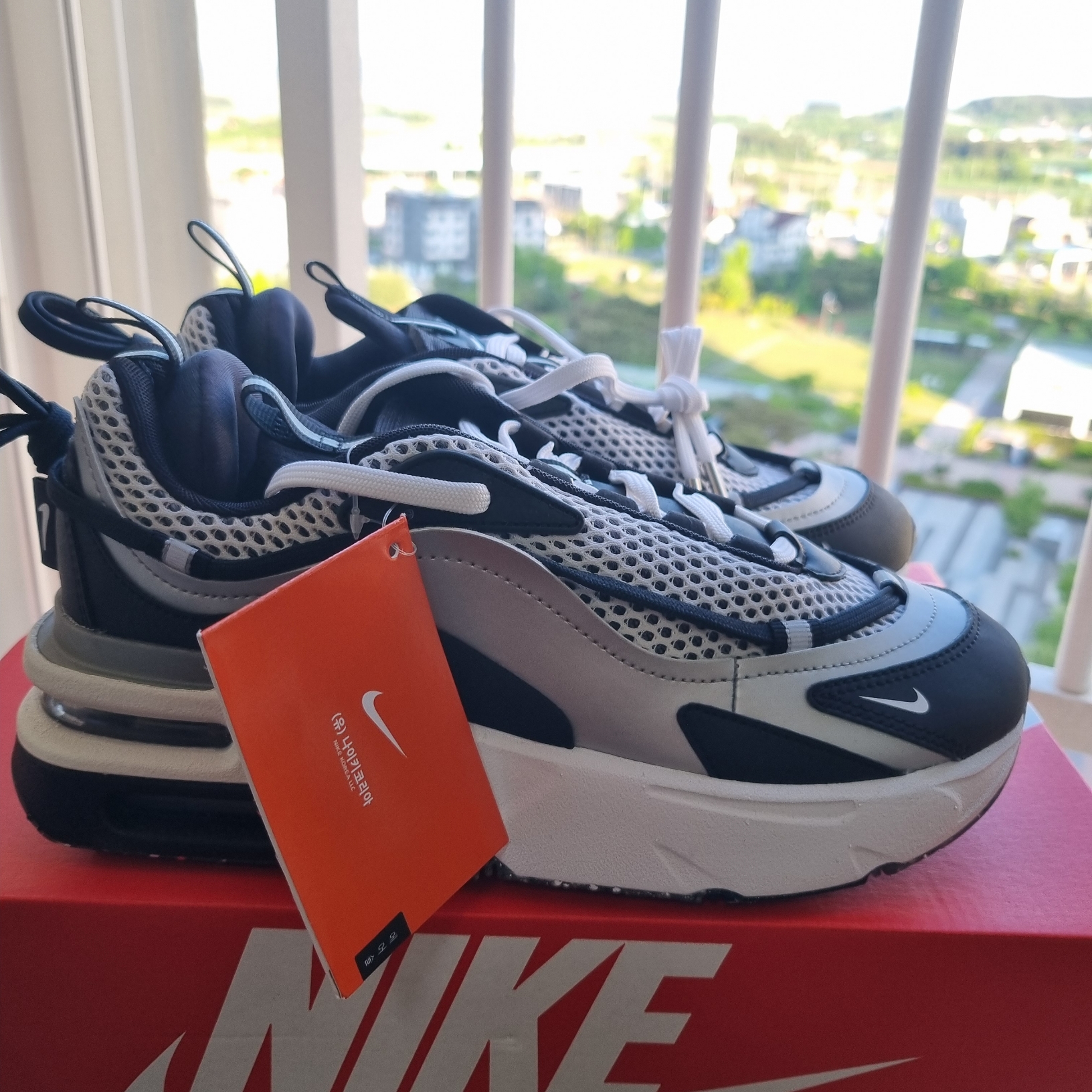 (W) Nike Air Max Furyosa Silver and Black 착용 스타일 - 2