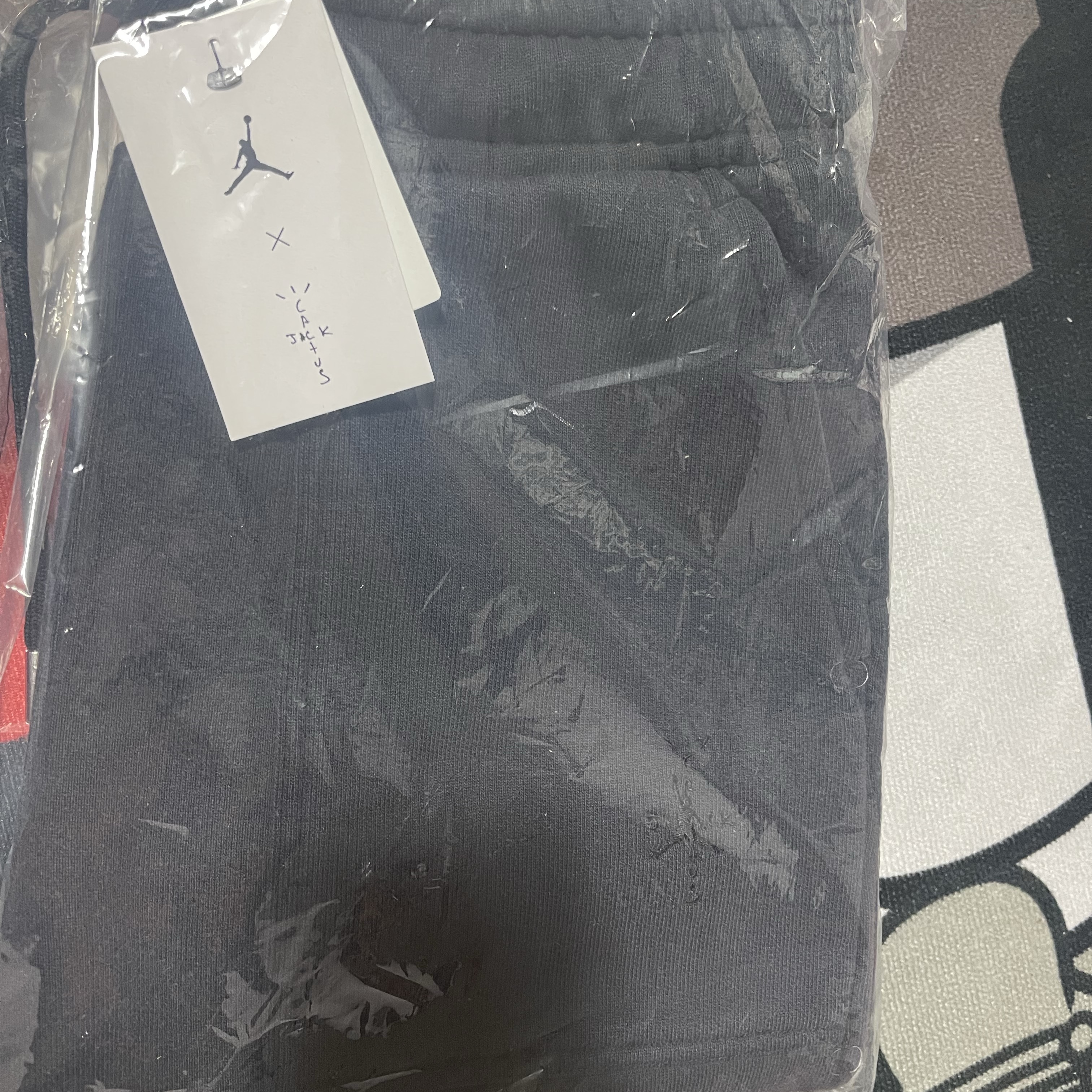 Jordan x Travis Scott T-Shirts Sail (DZ5510-133), Jordan x Travis Scott T-Shirts Black (DZ5514-011) 착용 스타일 - 3