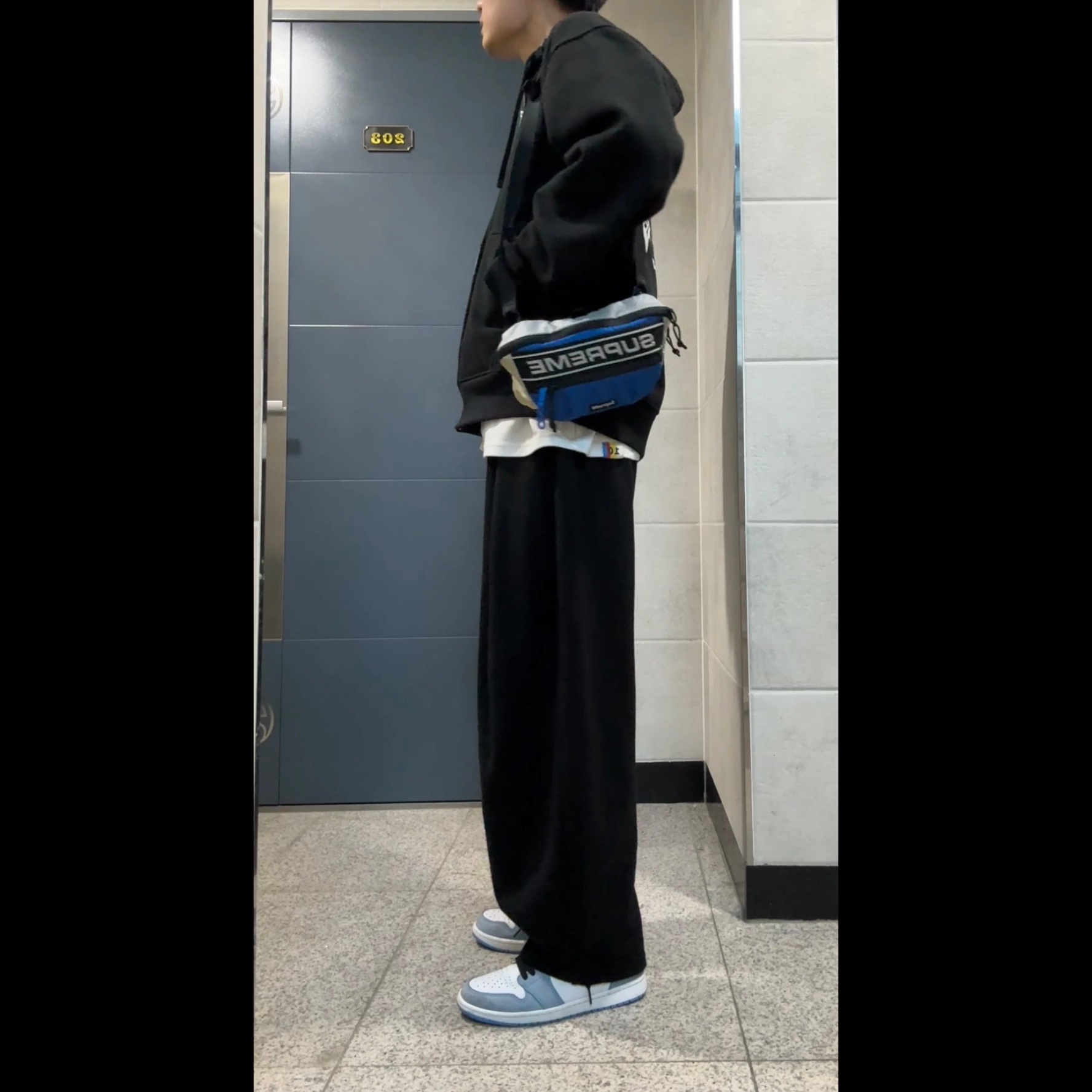 Stussy x Born X Raised Logo Zip Hoodie Black, Jordan 1 Retro High OG University Blue 착용 스타일 - 2