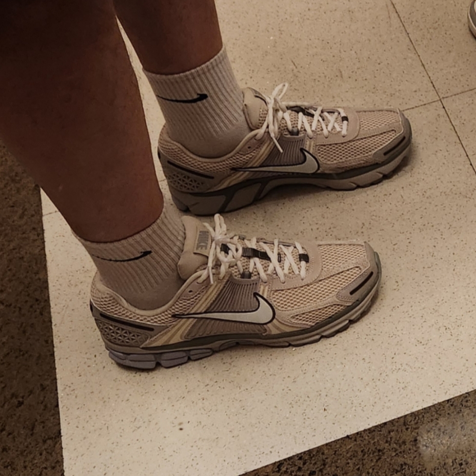 Nike Zoom Vomero 5 SE Light Orewood Brown 착용 스타일 - 2