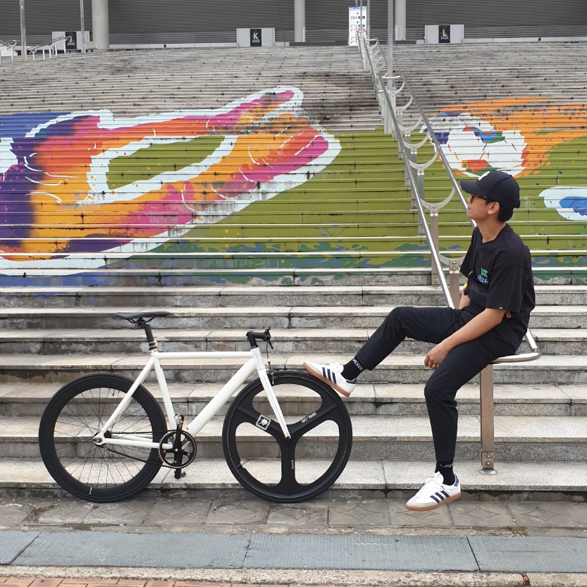 Adidas Velosamba Vegan Cycling Cloud White Team Navy Blue 착용 스타일