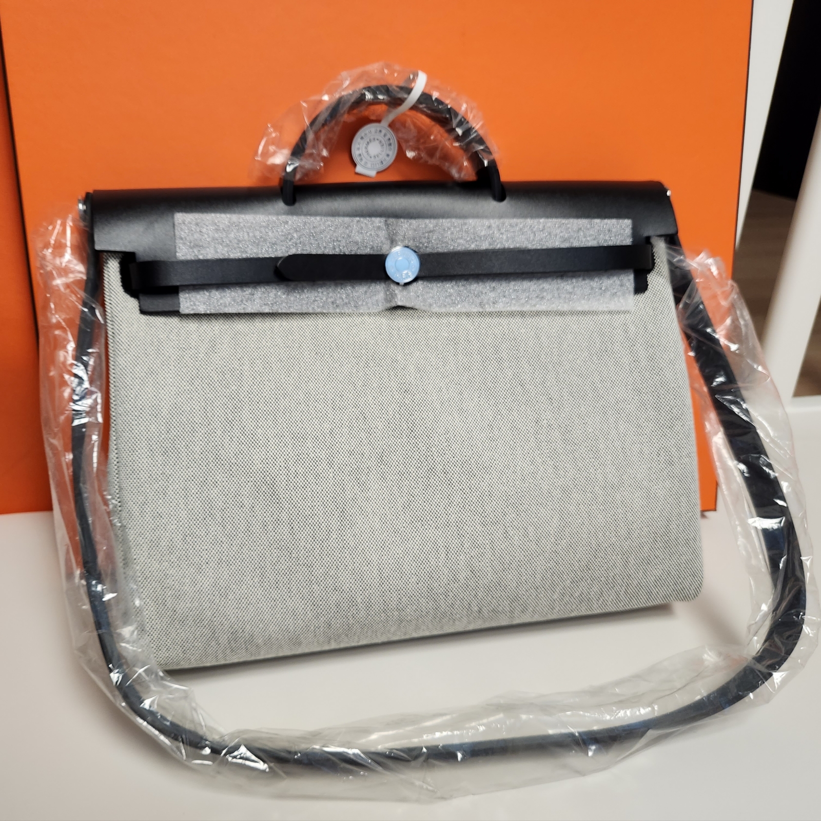 Hermes Herbag Messenger 39 Bag H Viking Canvas Hunter & Palladium Ecru Noir 착용 스타일 - 2
