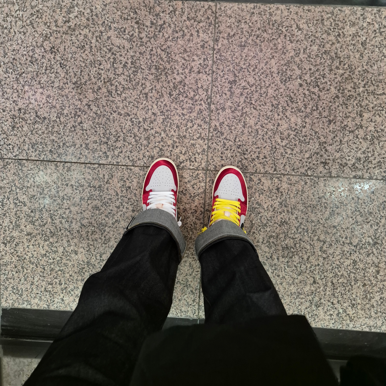 Jordan 1 x Trophy Room Retro Low OG SP Sail Varsity Red 착용 스타일 - 3