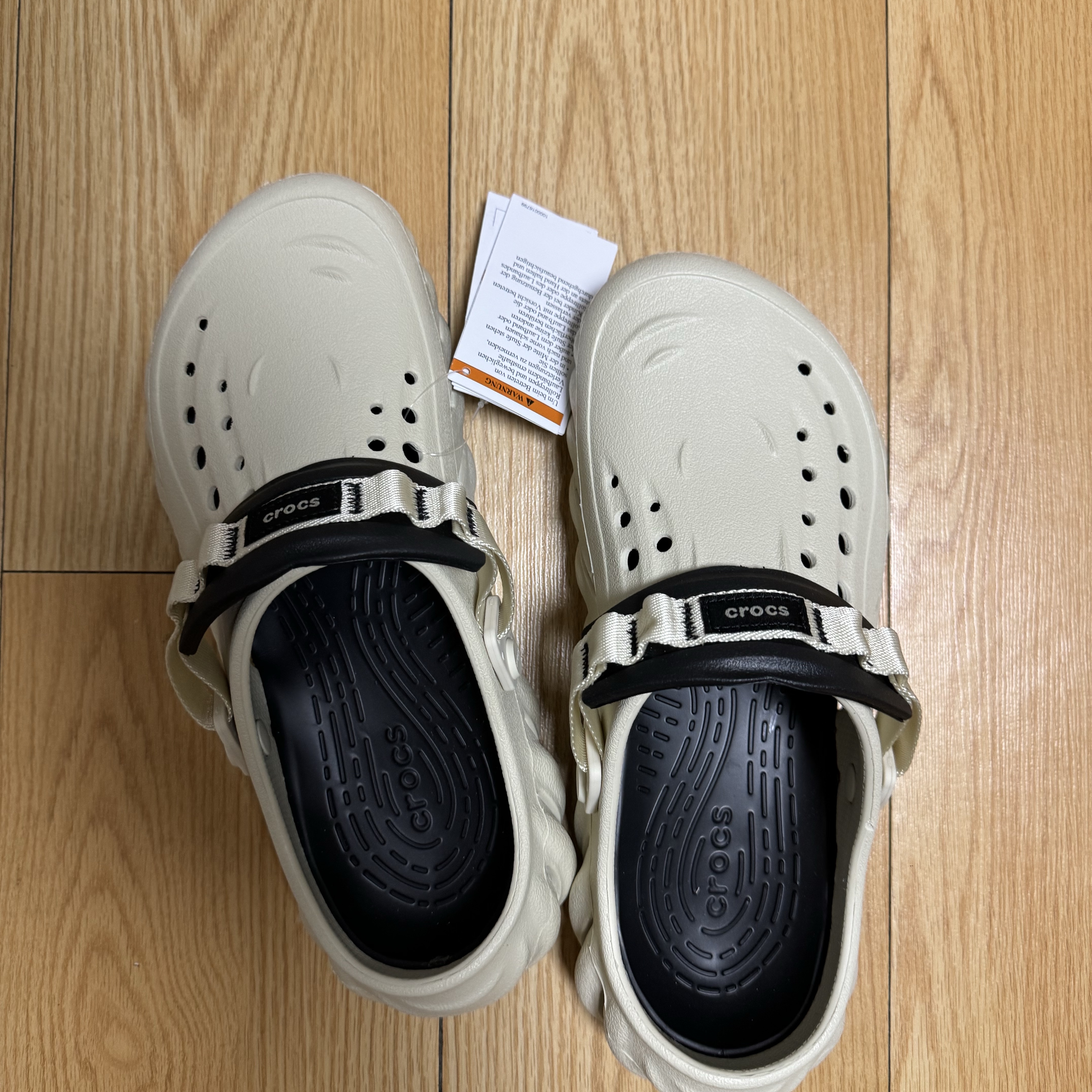 Crocs Echo Clog Bone Black 착용 스타일