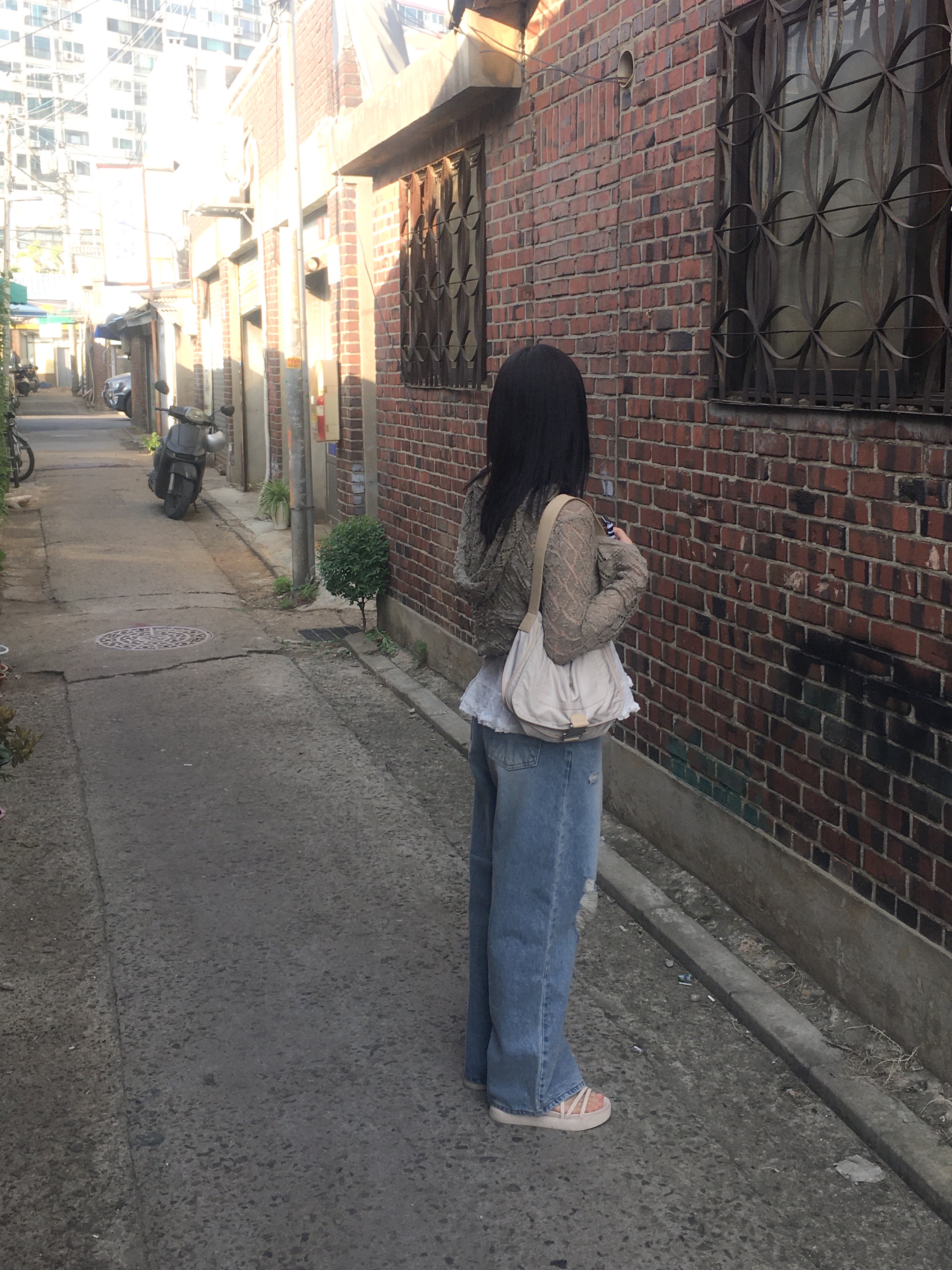 Matin Kim Buckle Bag Beige, Matin Kim Buckle Bag Light Yellow 착용 스타일 - 4