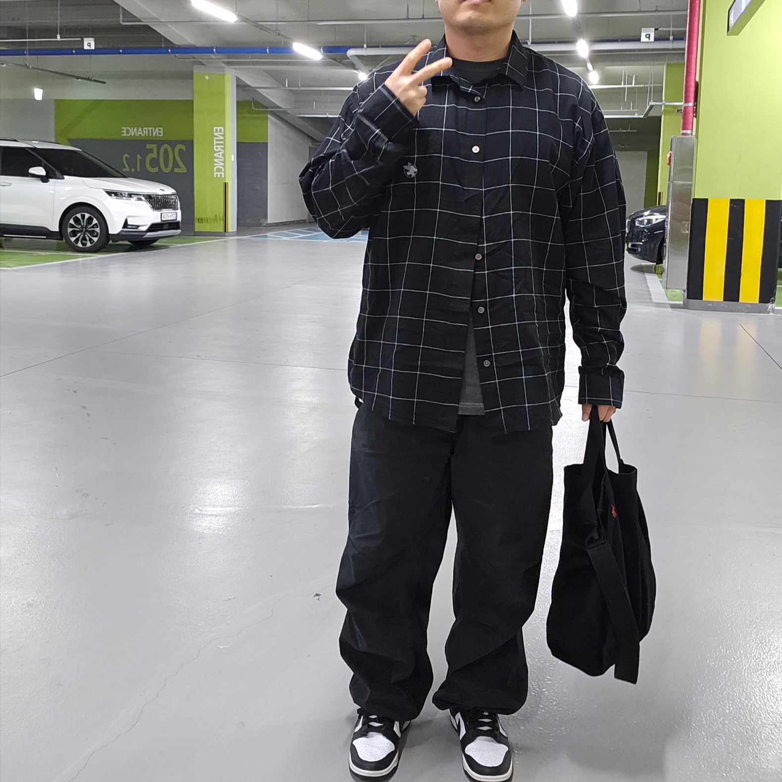 Stussy Wave Dye Beach Shell Jacket Black, IAB Studio x Ottogi Mayonnaise 50th Anniversary T-Shirt White 착용 스타일 - 8