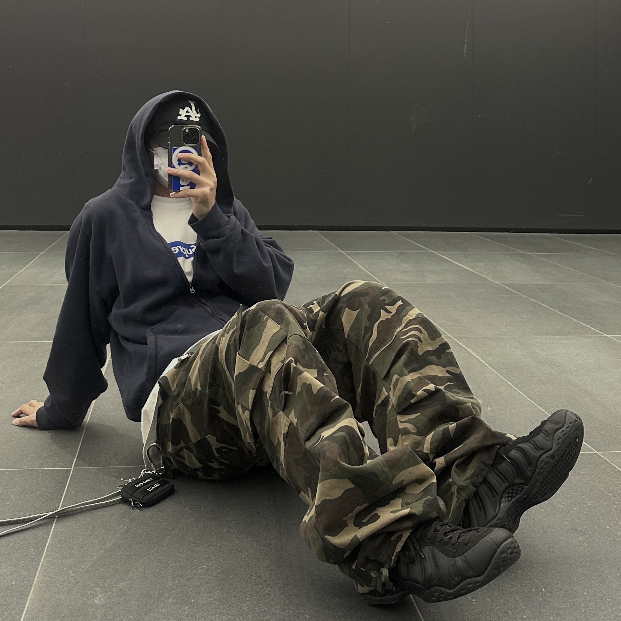 Yeezy YZY Zip-Up Hoodie Navy, Nike Air Foamposite One Black Anthracite 착용 스타일 - 2