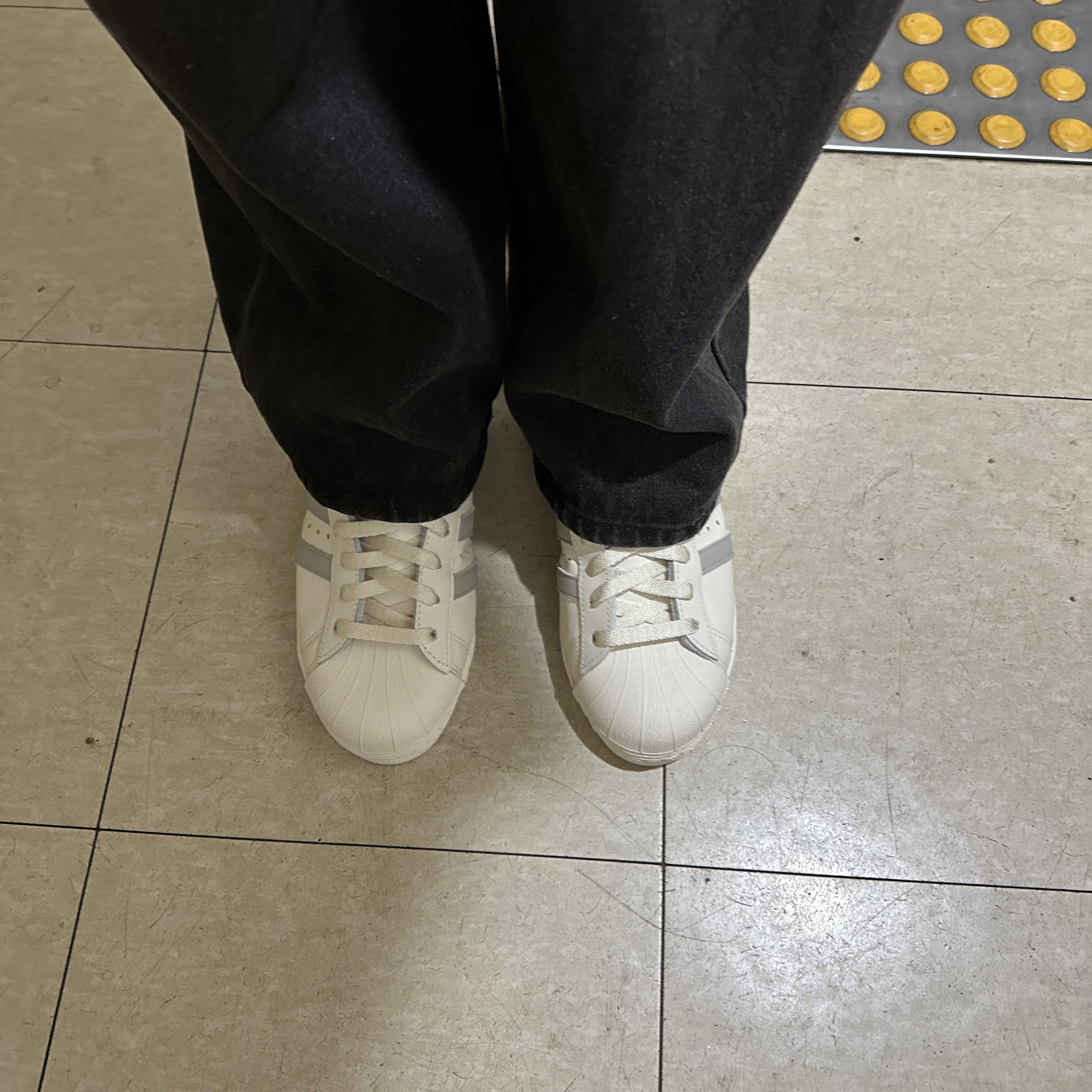 Adidas Superstar 82 Cloud White Metal Grey 착용 스타일