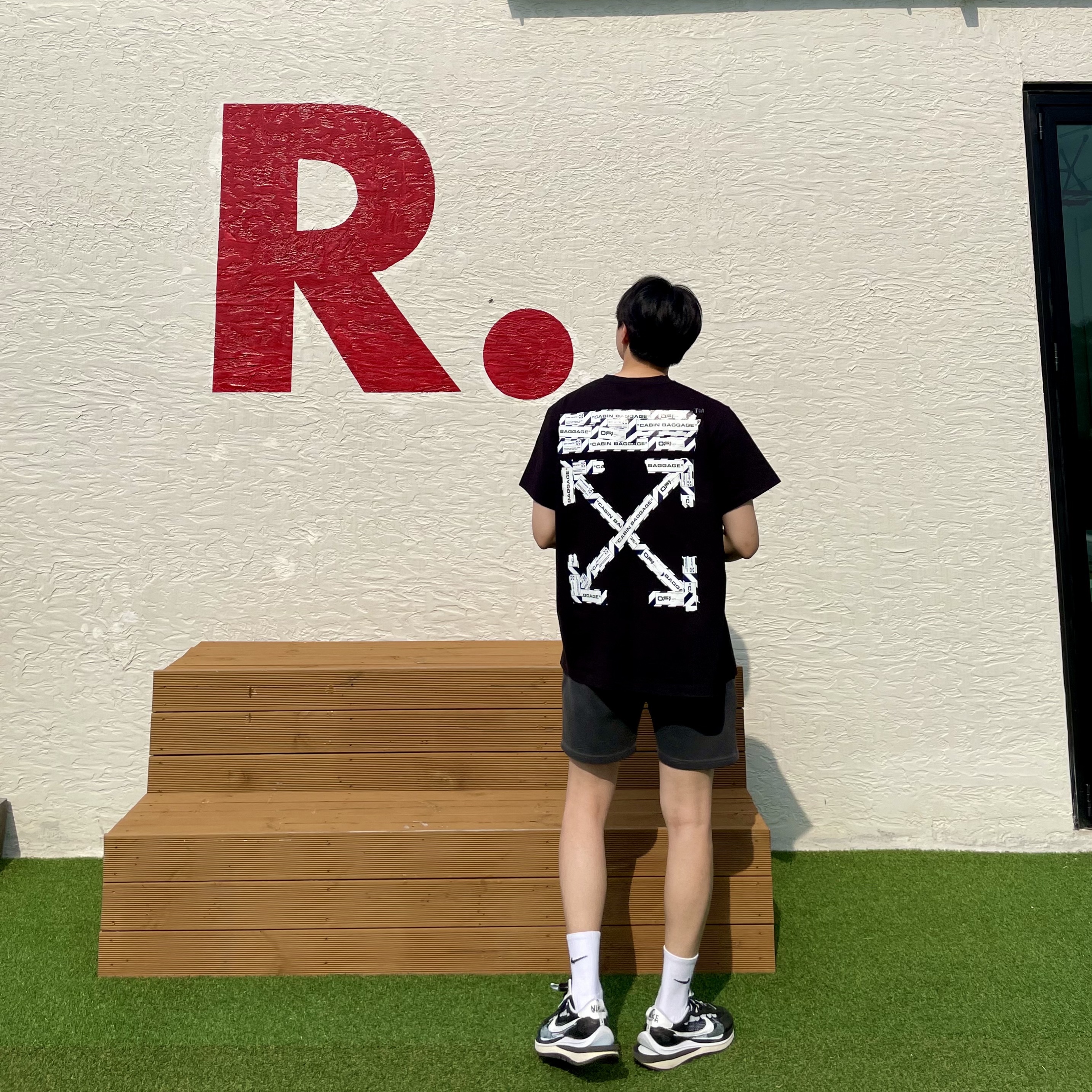 Off-White Airport Tape S/S Slim T-Shirt Black, Nike x Sacai VaporWaffle Black White 착용 스타일