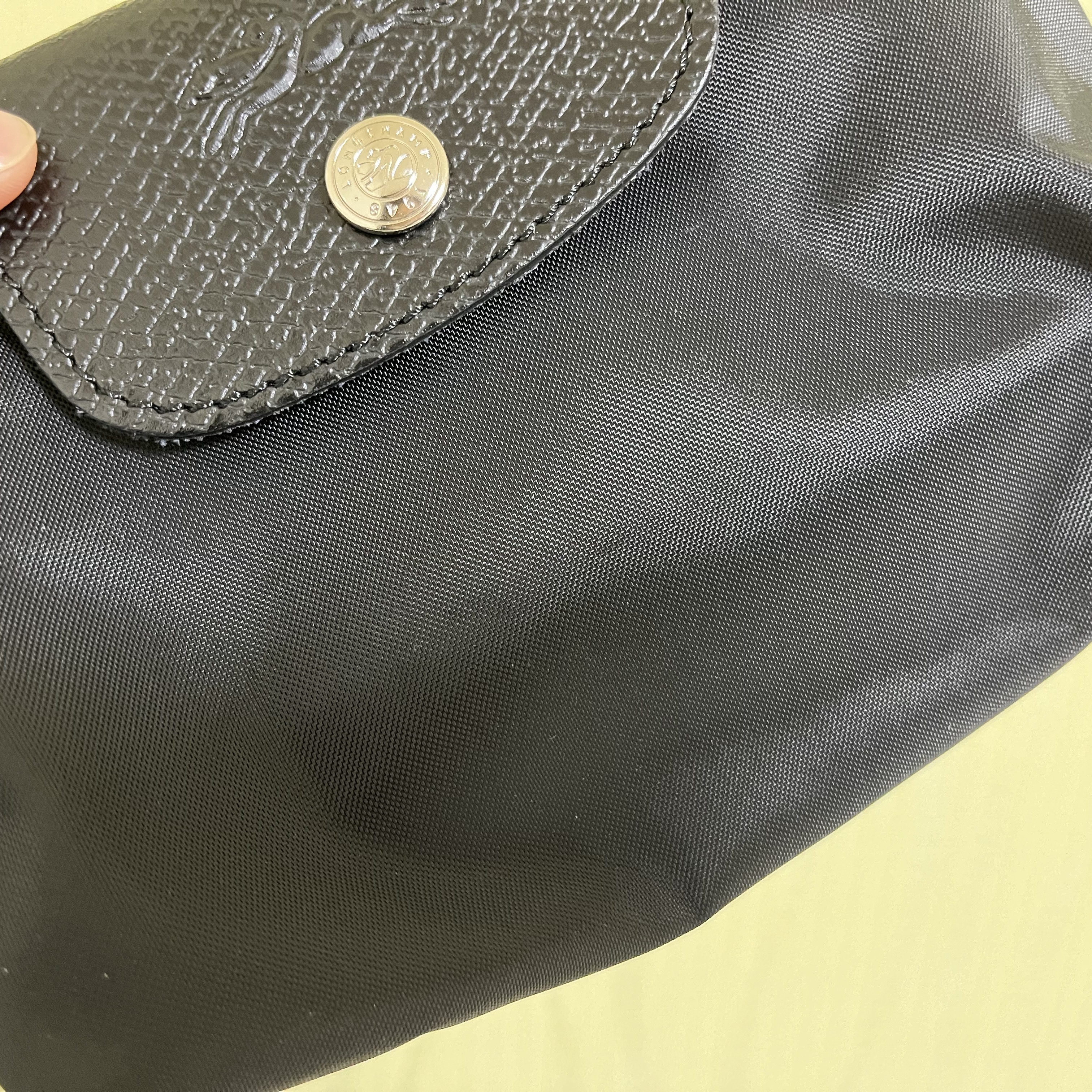 Longchamp Le Pliage Green Handle Pouch Black 착용 스타일 - 2