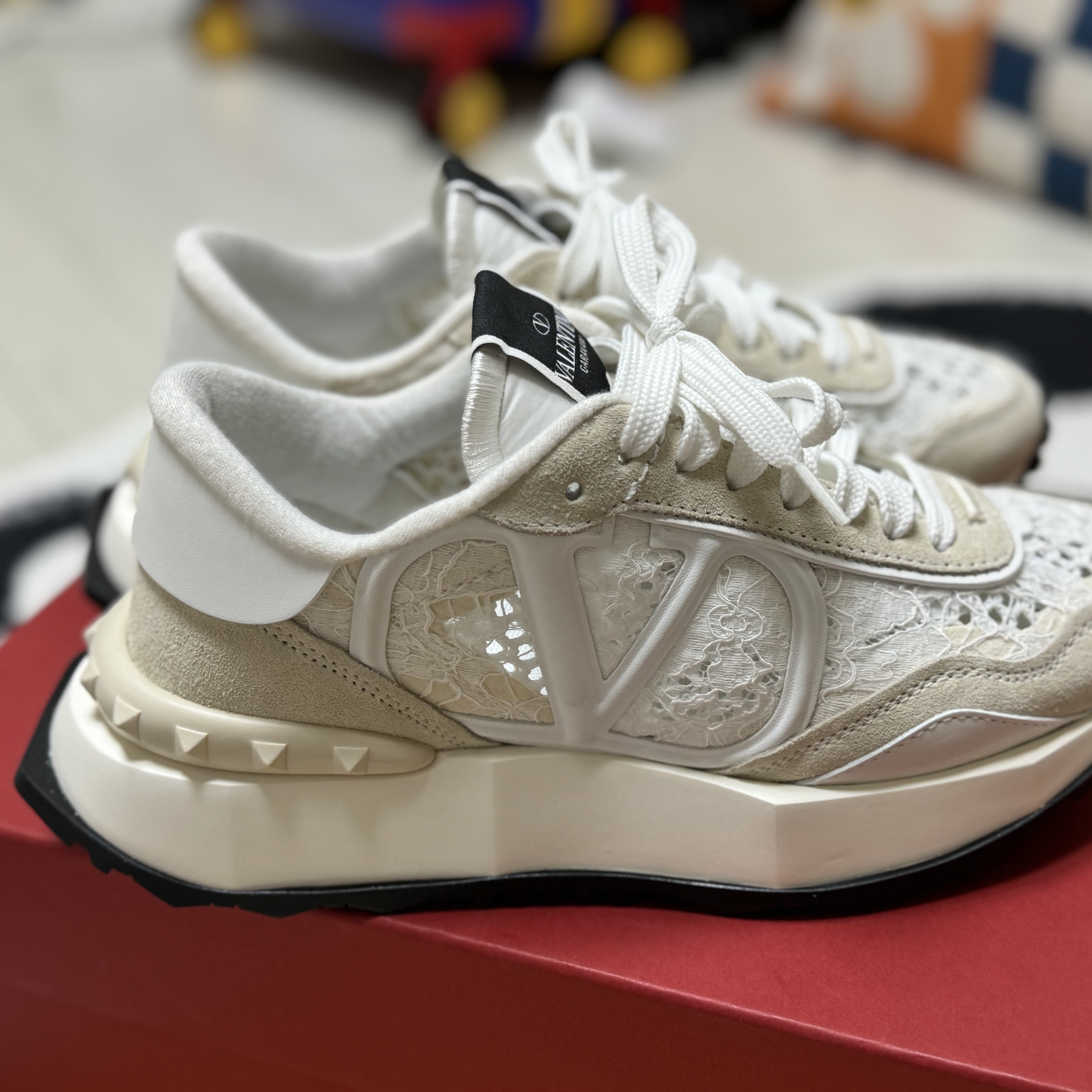 (W) Valentino Lace & Mesh Lace Runner Sneakers White 착용 스타일