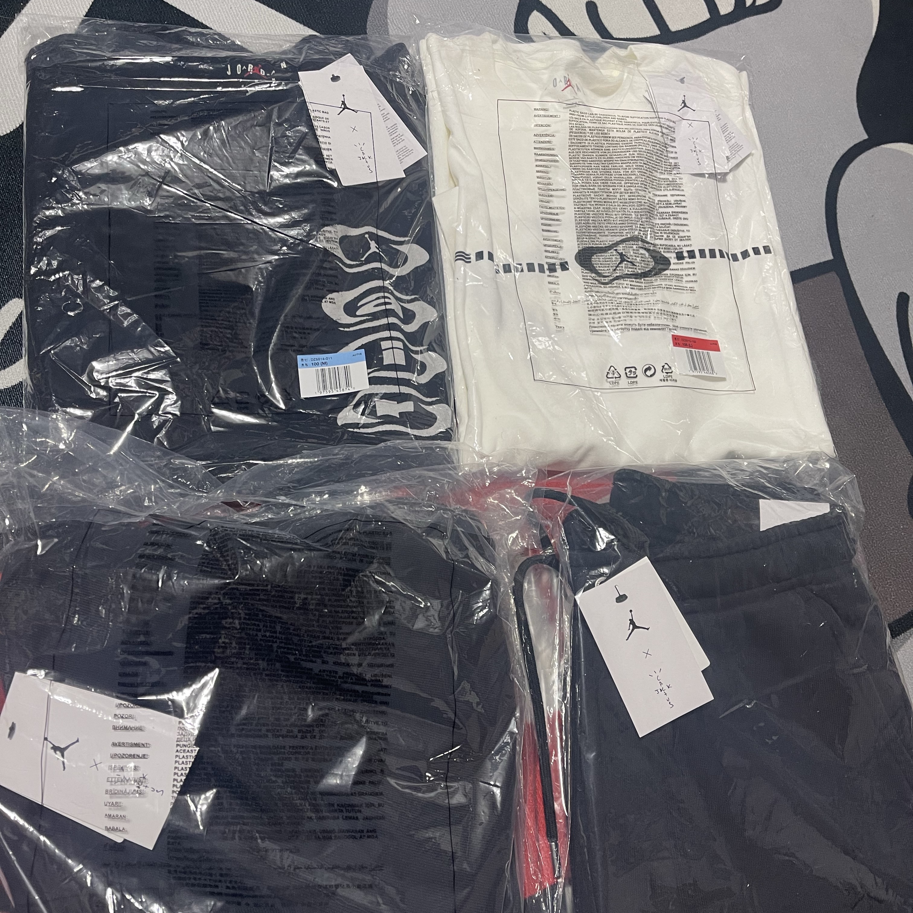 Jordan x Travis Scott T-Shirts Sail (DZ5510-133), Jordan x Travis Scott T-Shirts Black (DZ5514-011) 착용 스타일 - 1