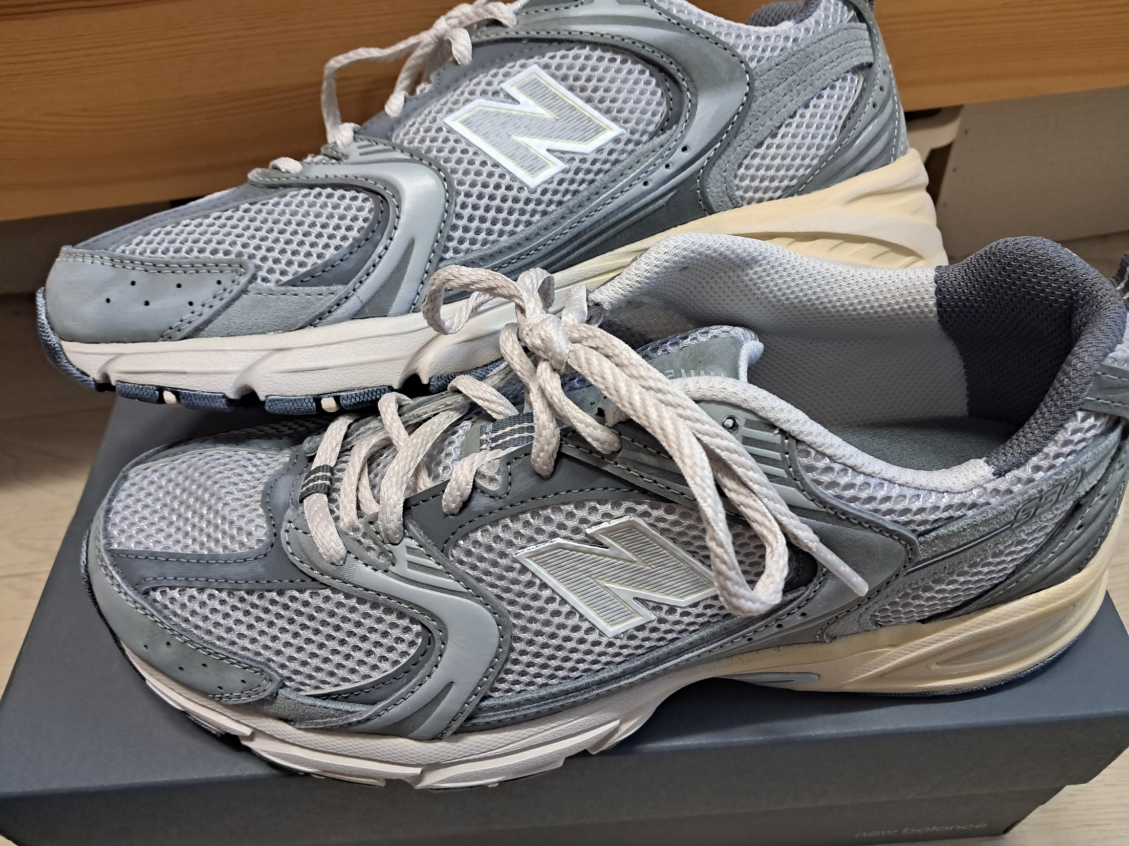 New Balance 530 Premium Vintage Grey Matter 착용 스타일