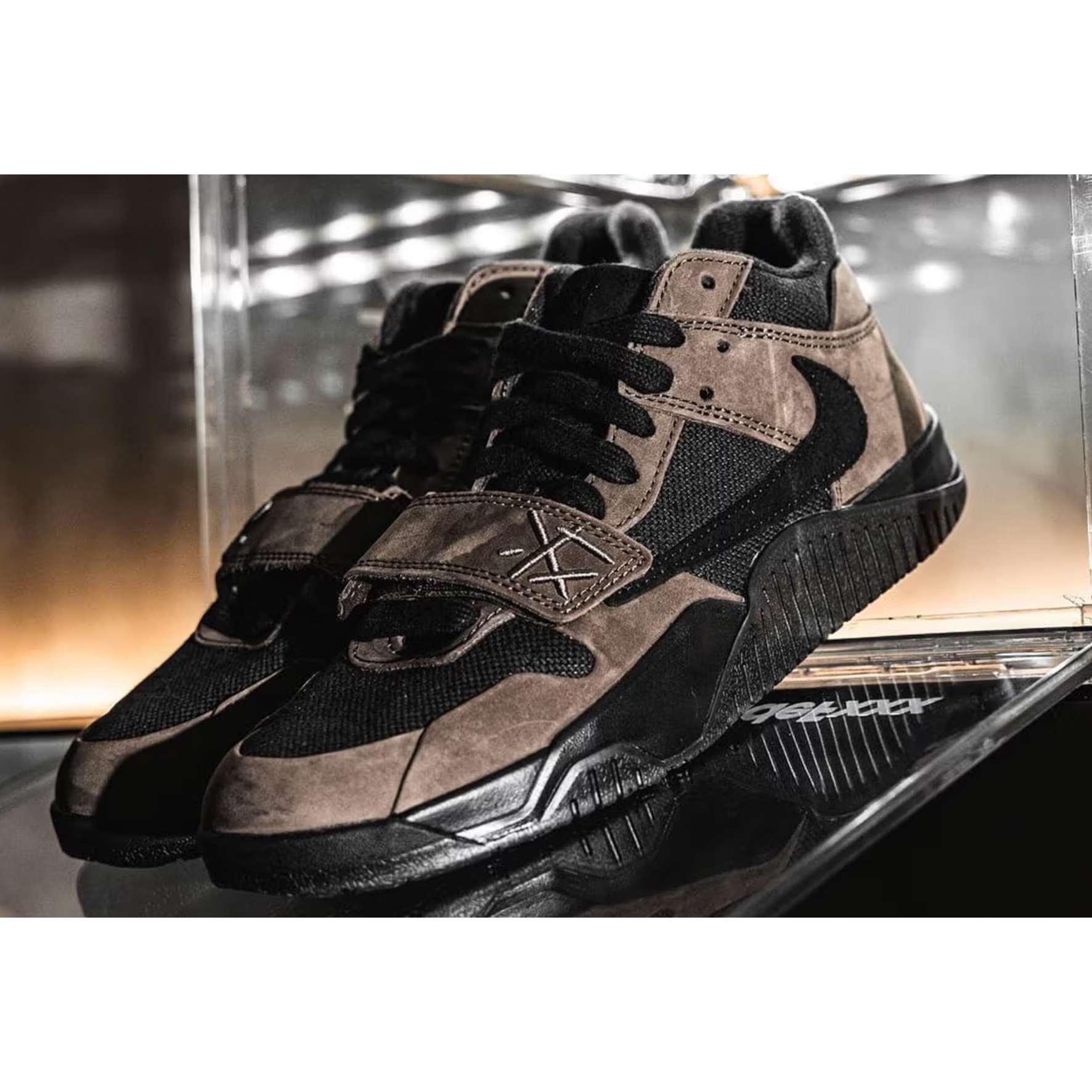 Jordan x Travis Scott Jumpman Jack TR Sail and Dark Mocha, (W) Jordan 1 x Travis Scott Retro Low OG SP Medium Olive 착용 스타일 - 2