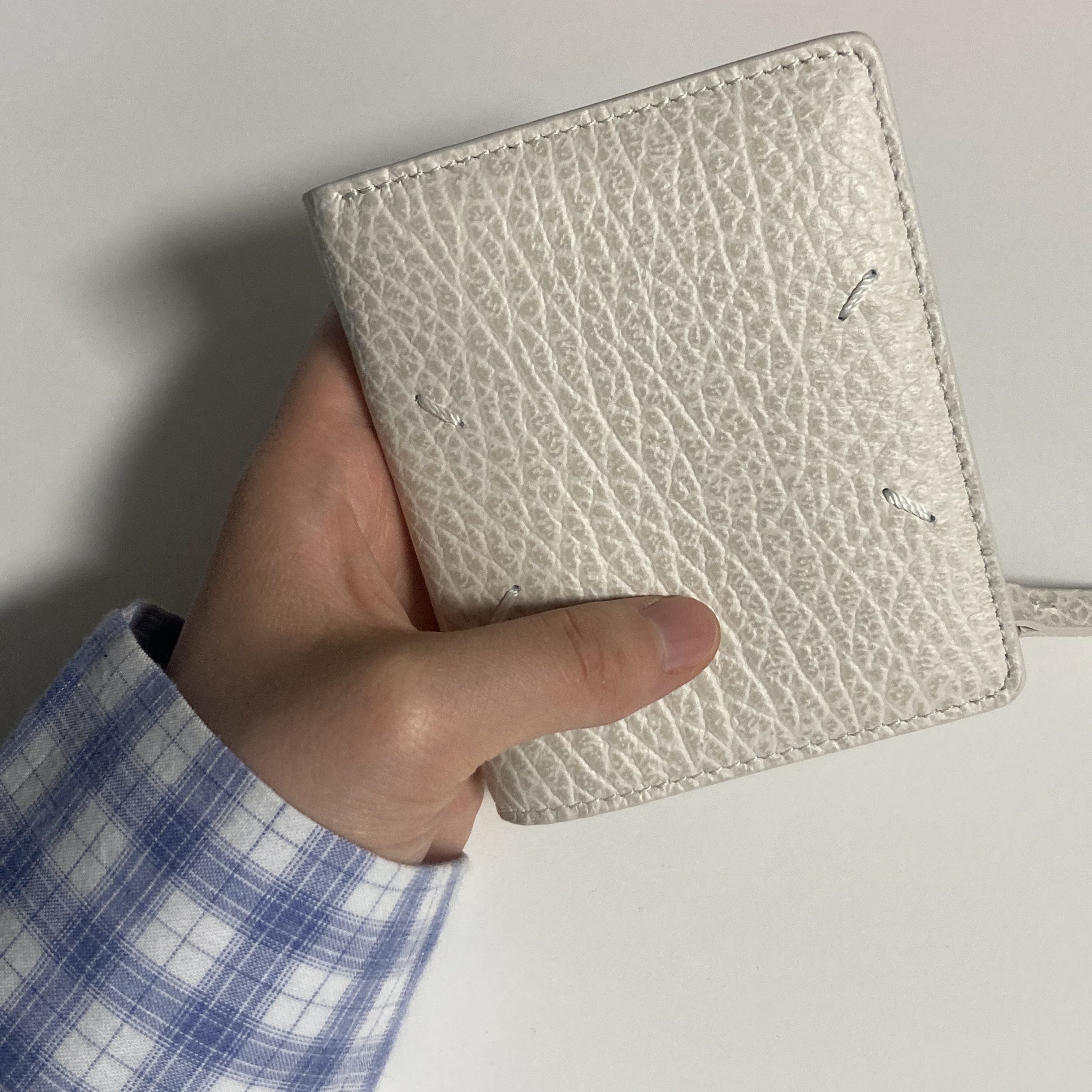 Maison Margiela Leather Flap Wallet Gray 착용 스타일