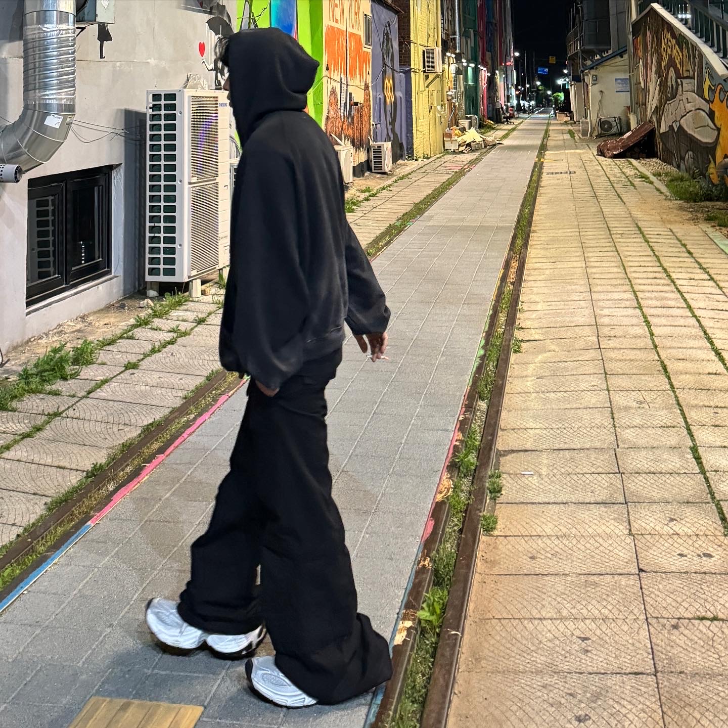 Balenciaga 10XL Sneakers White Grey Silver Black 착용 스타일 - 1