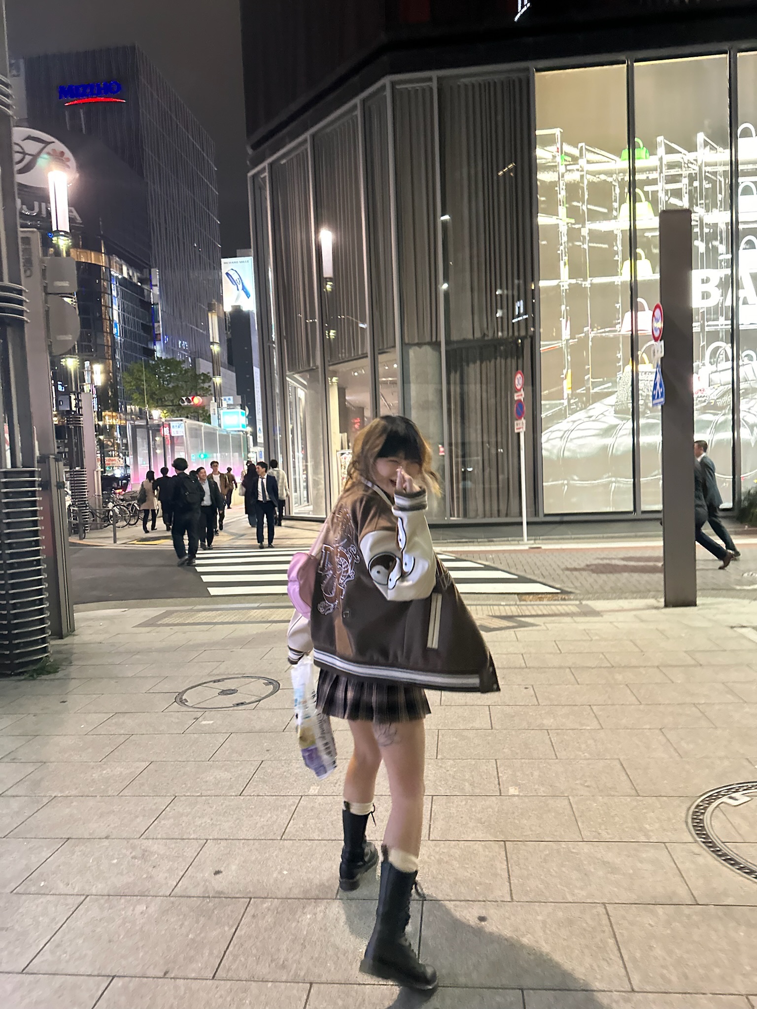 Matin Kim Madeleine Round Bag Pink, (W) Dr. Martens 1B99 Boots Black 착용 스타일 - 6