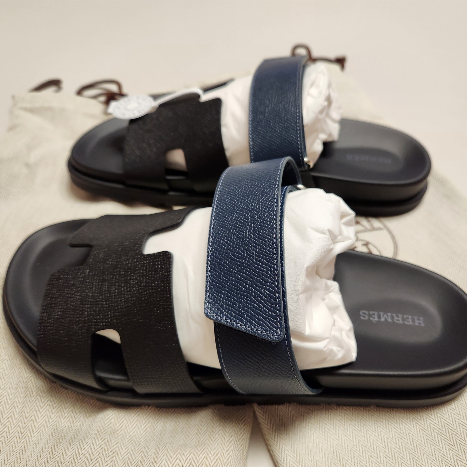 Hermes Chypre Sandal Epsom & Noir Bleu Celeste 착용 스타일 - 2
