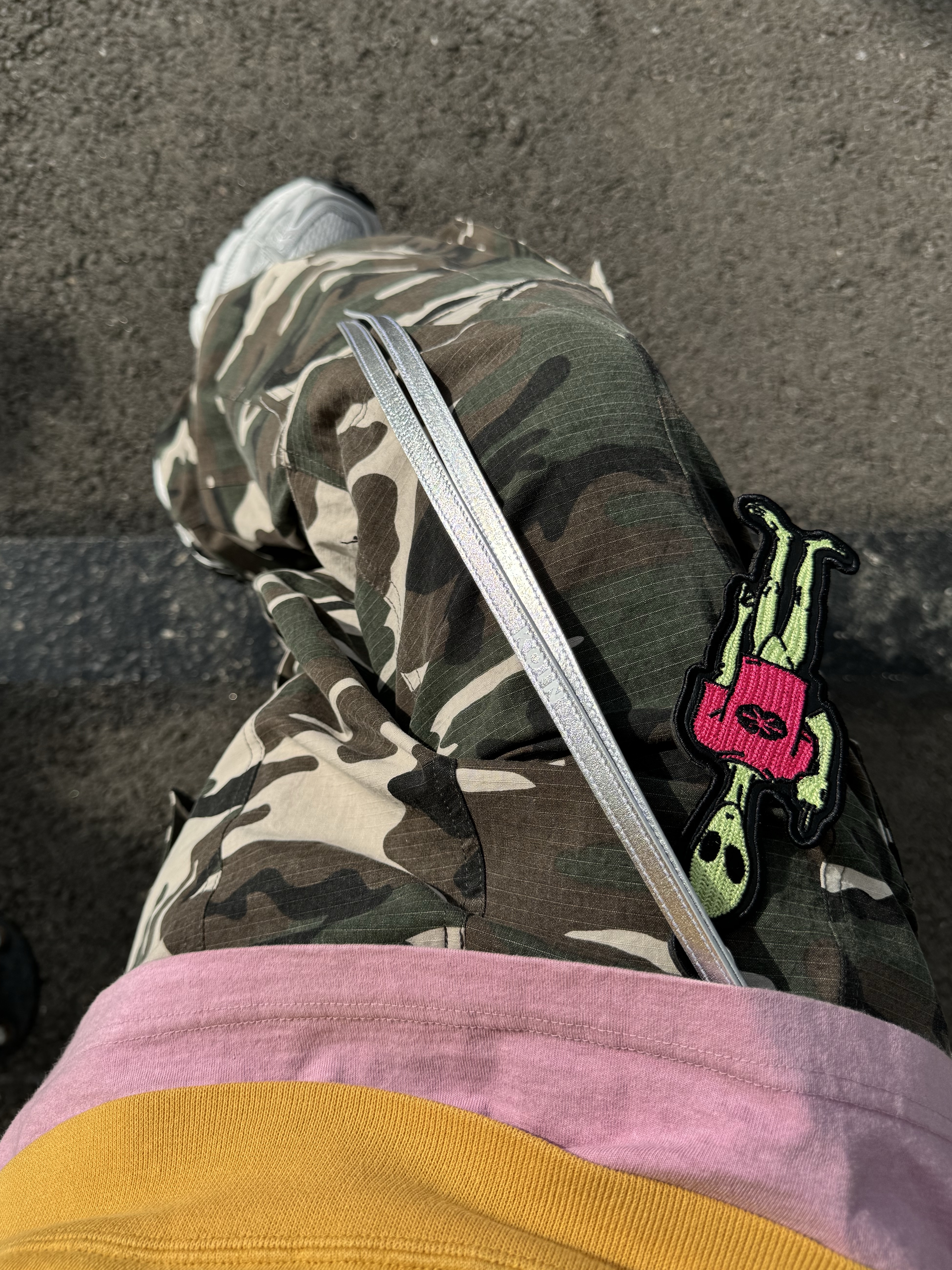 OMO Layered Cargo Baggy Pants Camo, Balenciaga 10XL Sneakers White Grey Silver Black 착용 스타일 - 4