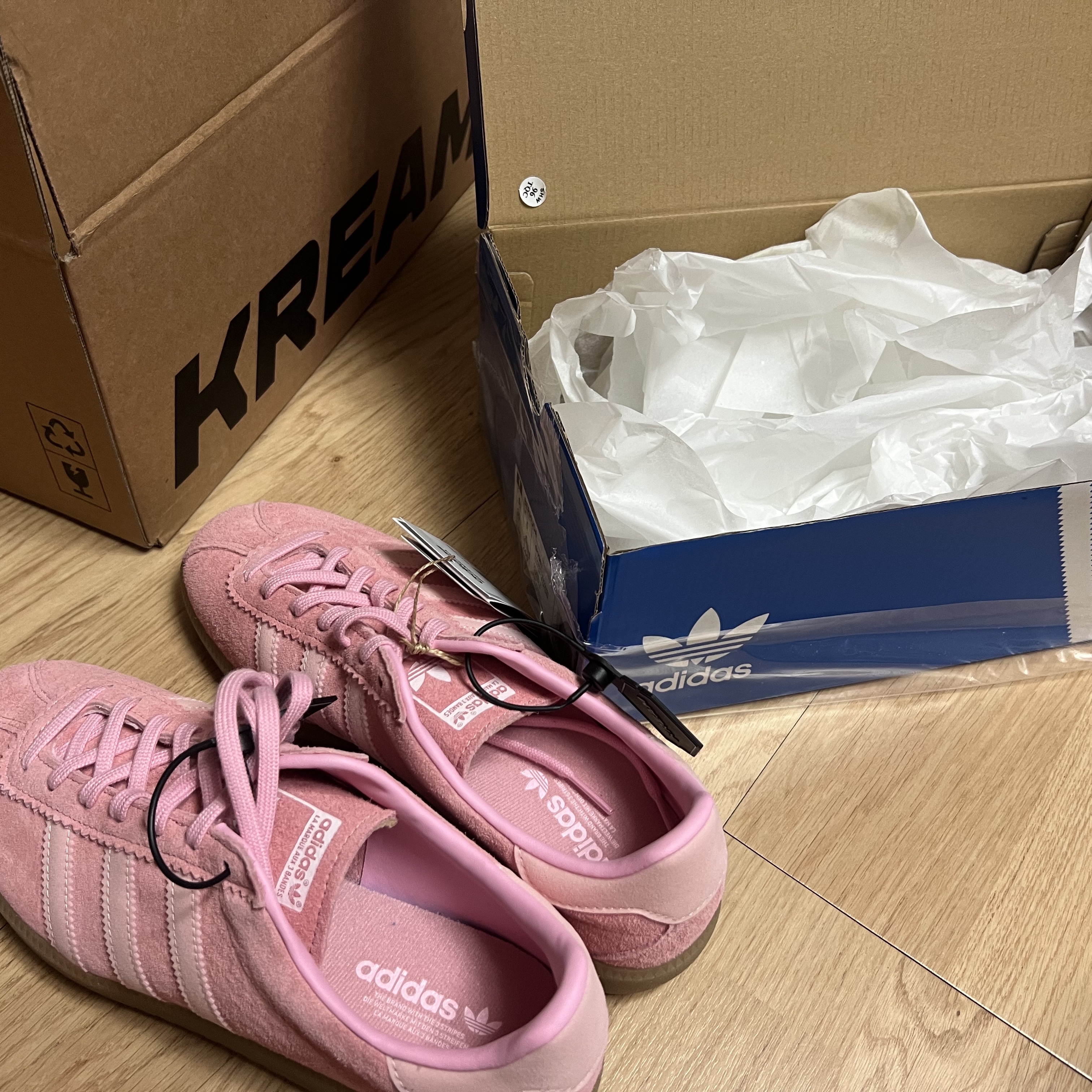 Adidas Bermuda Glow Pink 착용 스타일