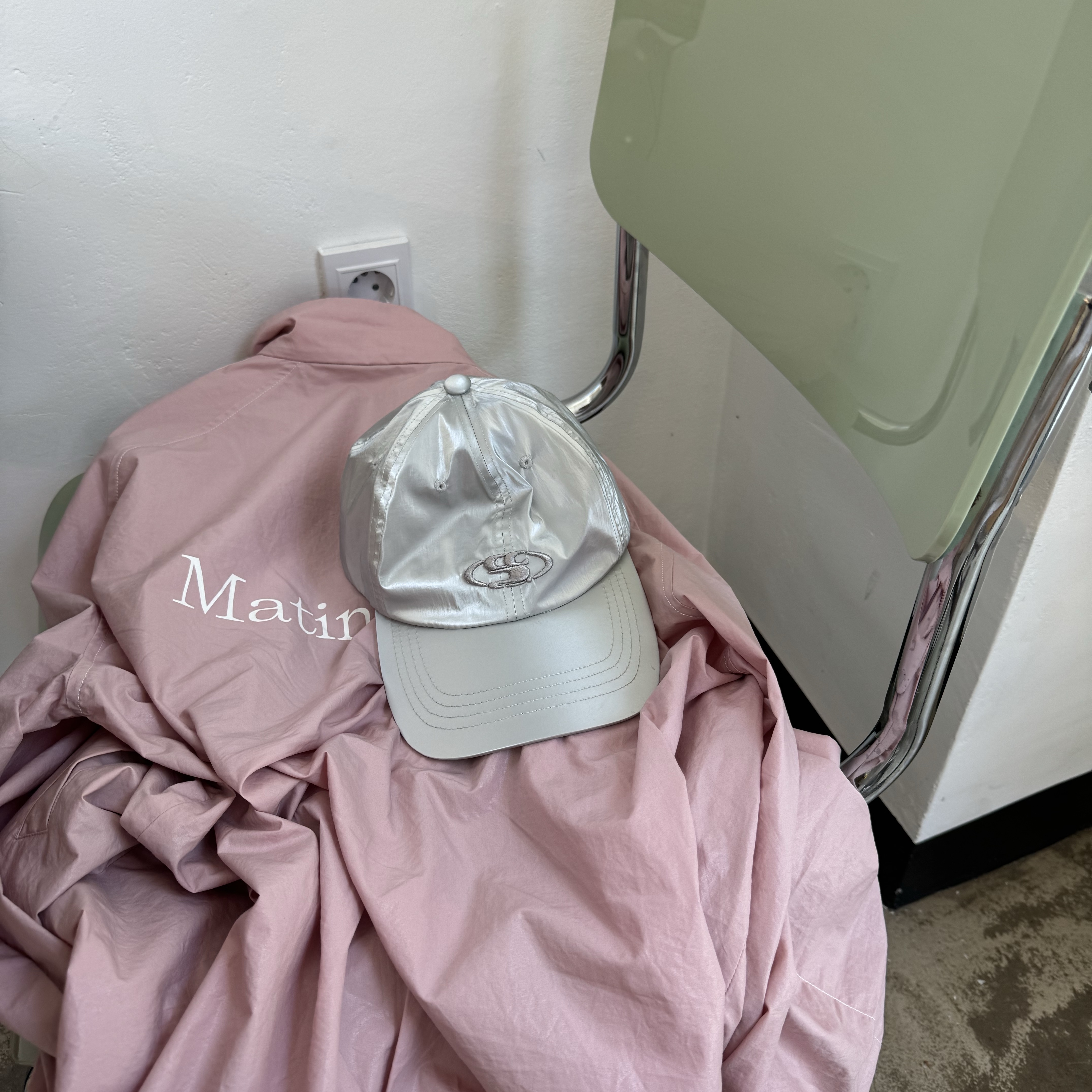 Matin Kim Logo Coating Jumper Pink 착용 스타일