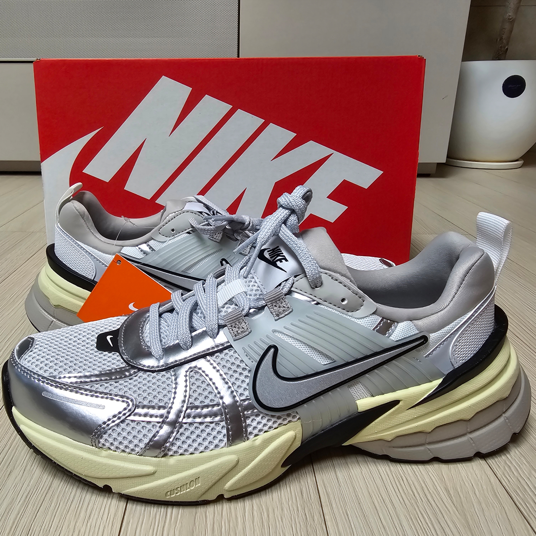 Nike V2K Run Summit White Metallic Silver 착용 스타일 - 1