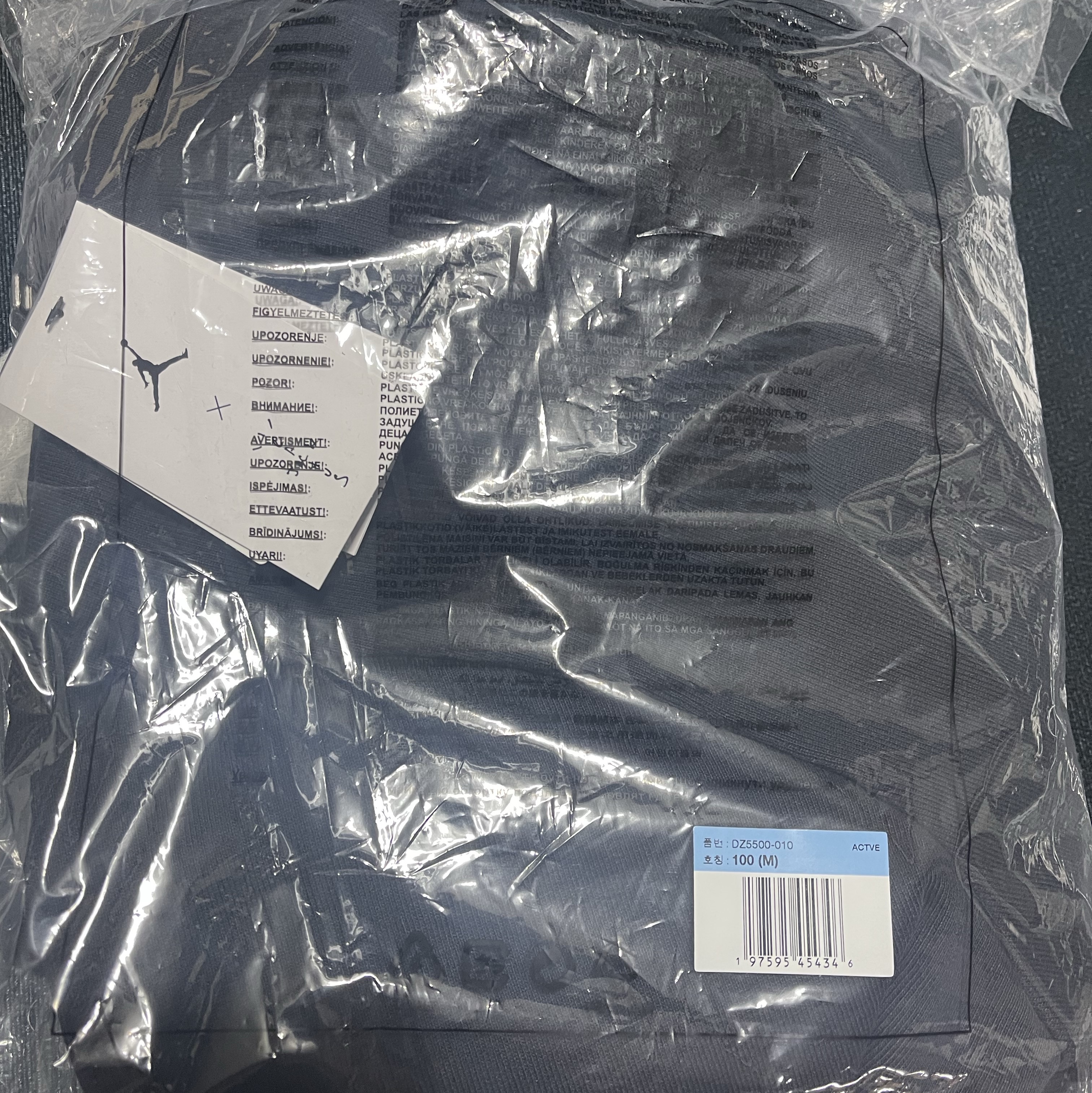 Jordan x Travis Scott T-Shirts Sail (DZ5510-133), Jordan x Travis Scott T-Shirts Black (DZ5514-011) 착용 스타일 - 2