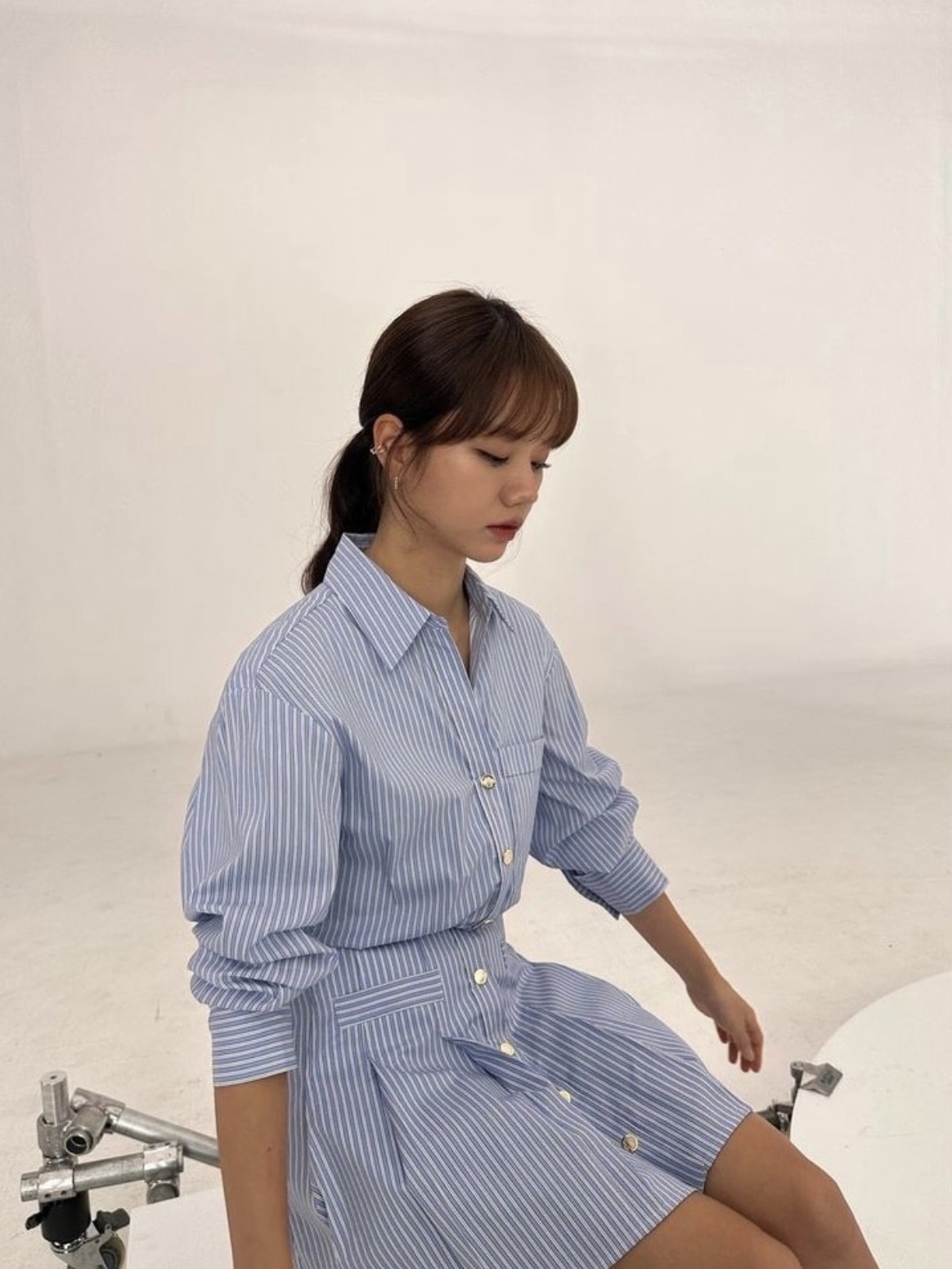 (W) Maje Striped Shirt Dress Light Blue 착용 스타일